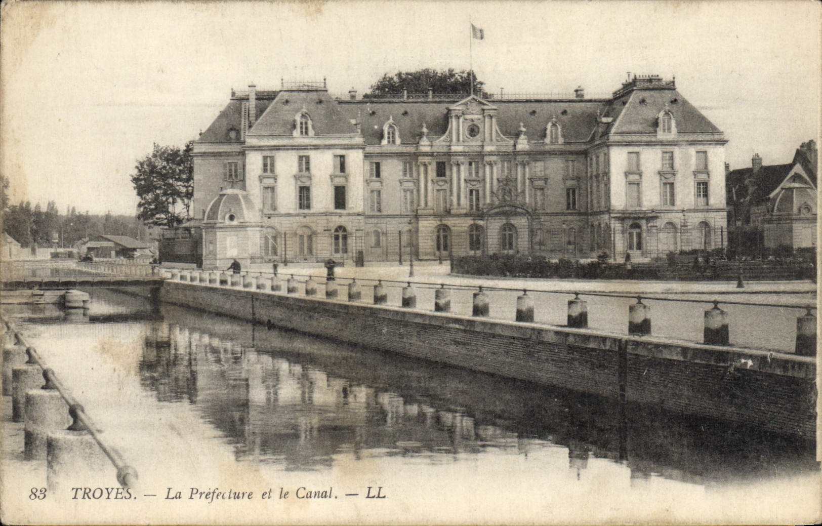 CPA Troyes La Prefecture et la Canal