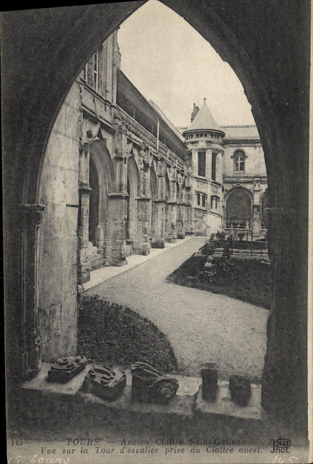 CPA Tours Ancien cloitre Saint Gatien Vue sur la tour d'escalier prise du cloitre actuel