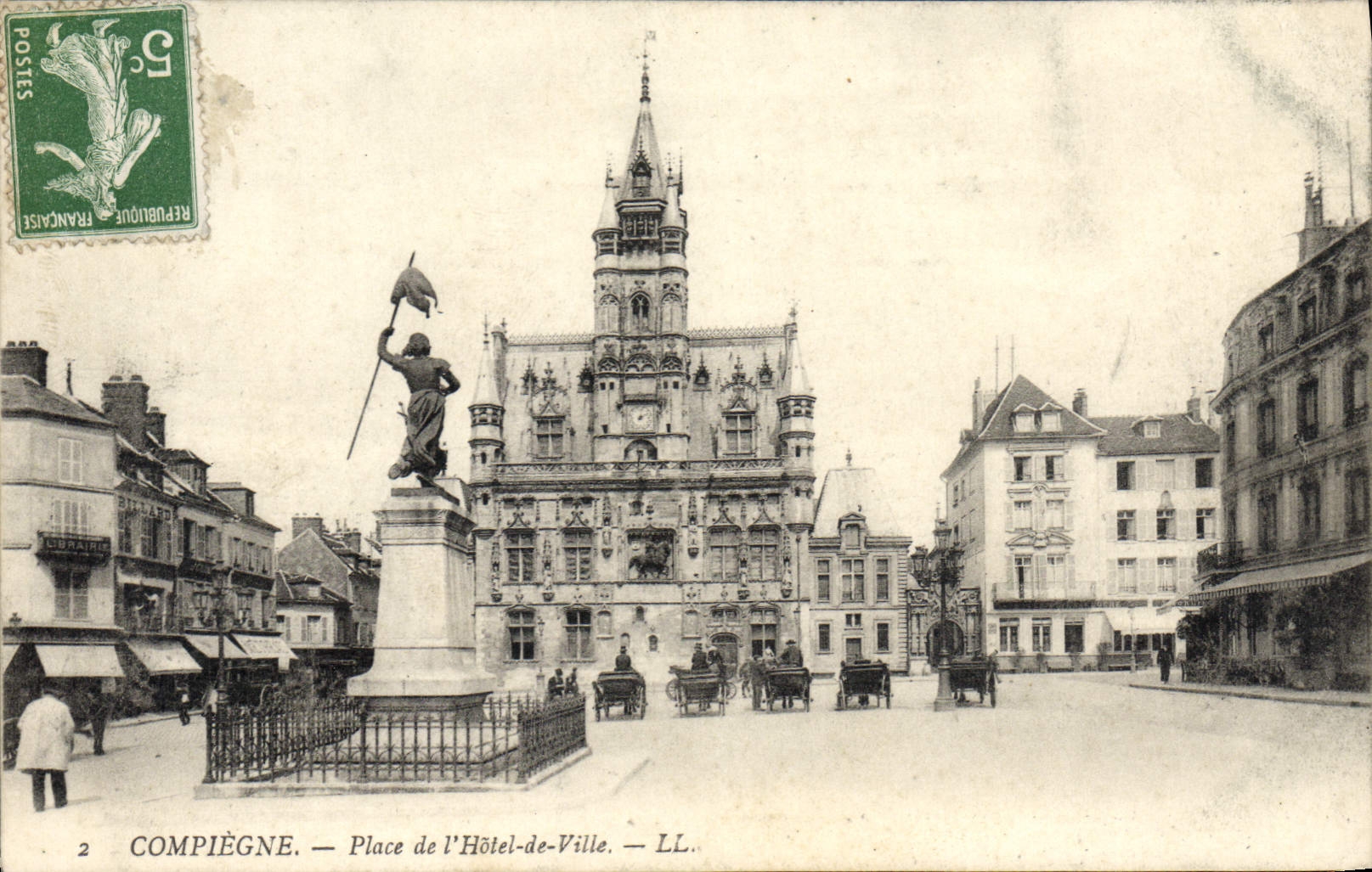 CPA Compiegne Place de L'Hotel de Ville