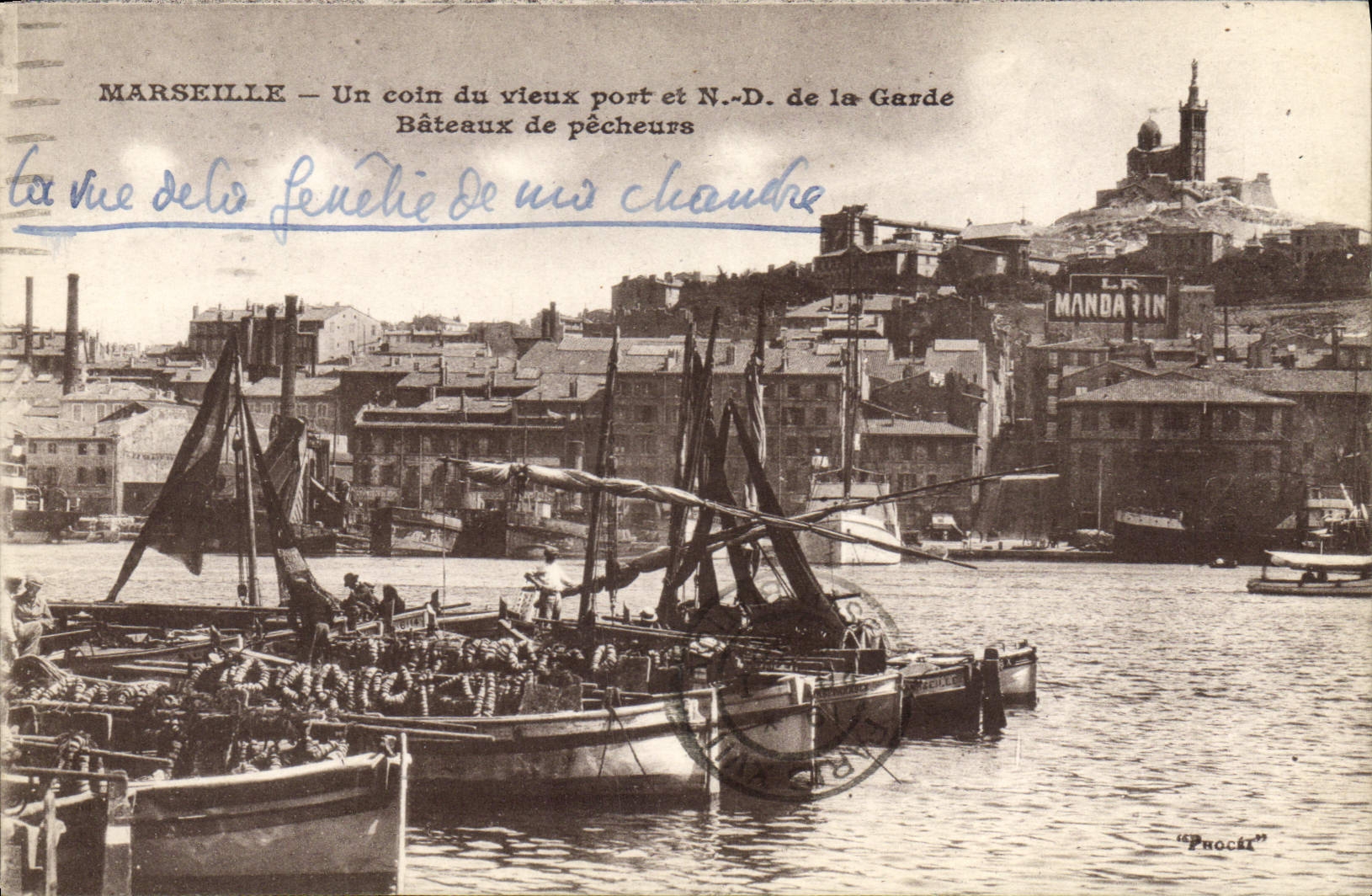 CPA Marseille Un Coin du Vieux Port et ND de la Garde Bateaux de peches