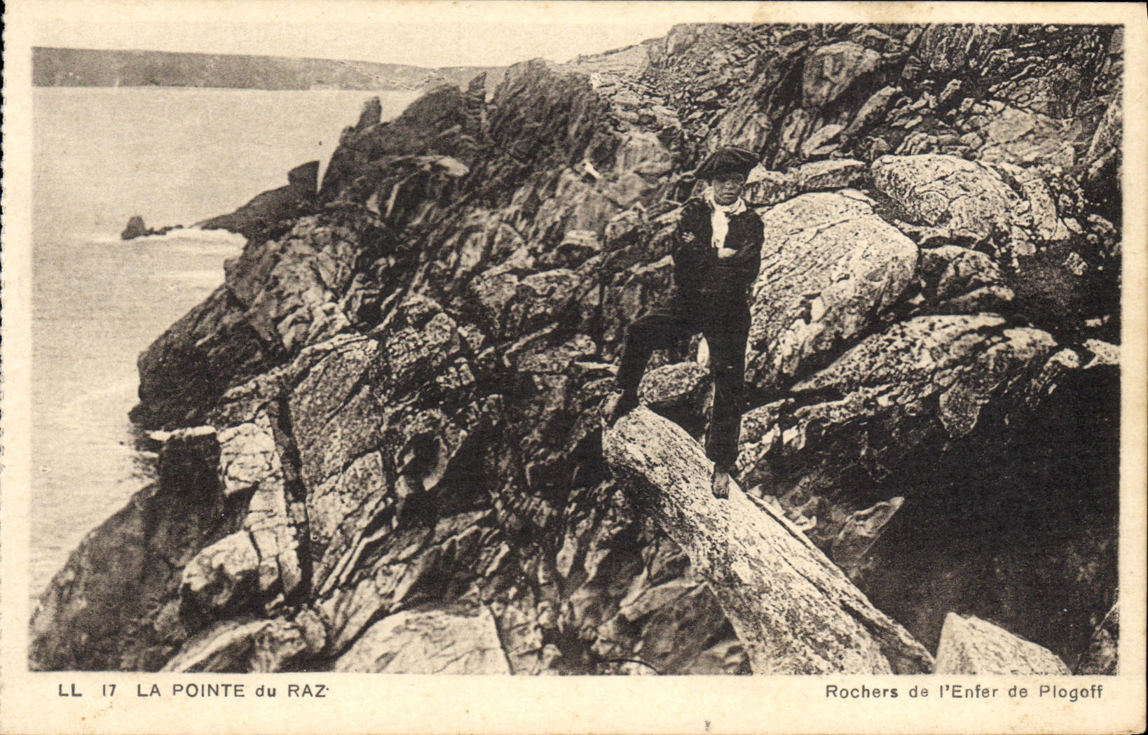 CPA La Pointe Du Raz Rochers de l'enfer de Plogoff
