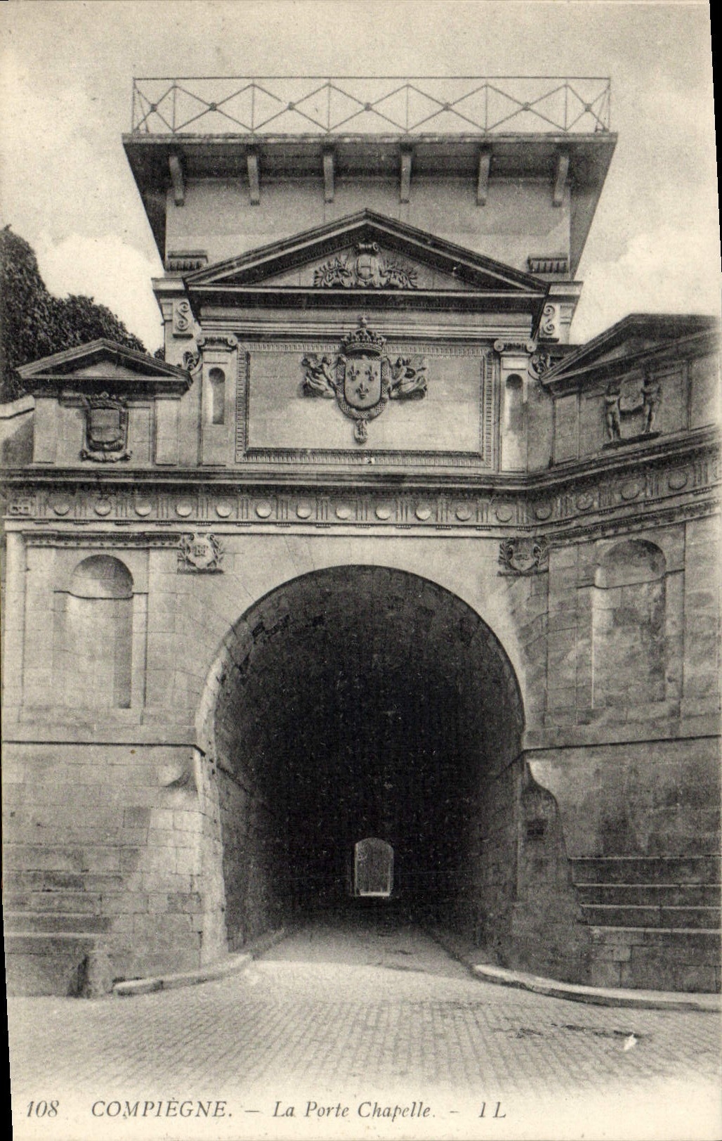CPA Compiegne La porte Chapelle