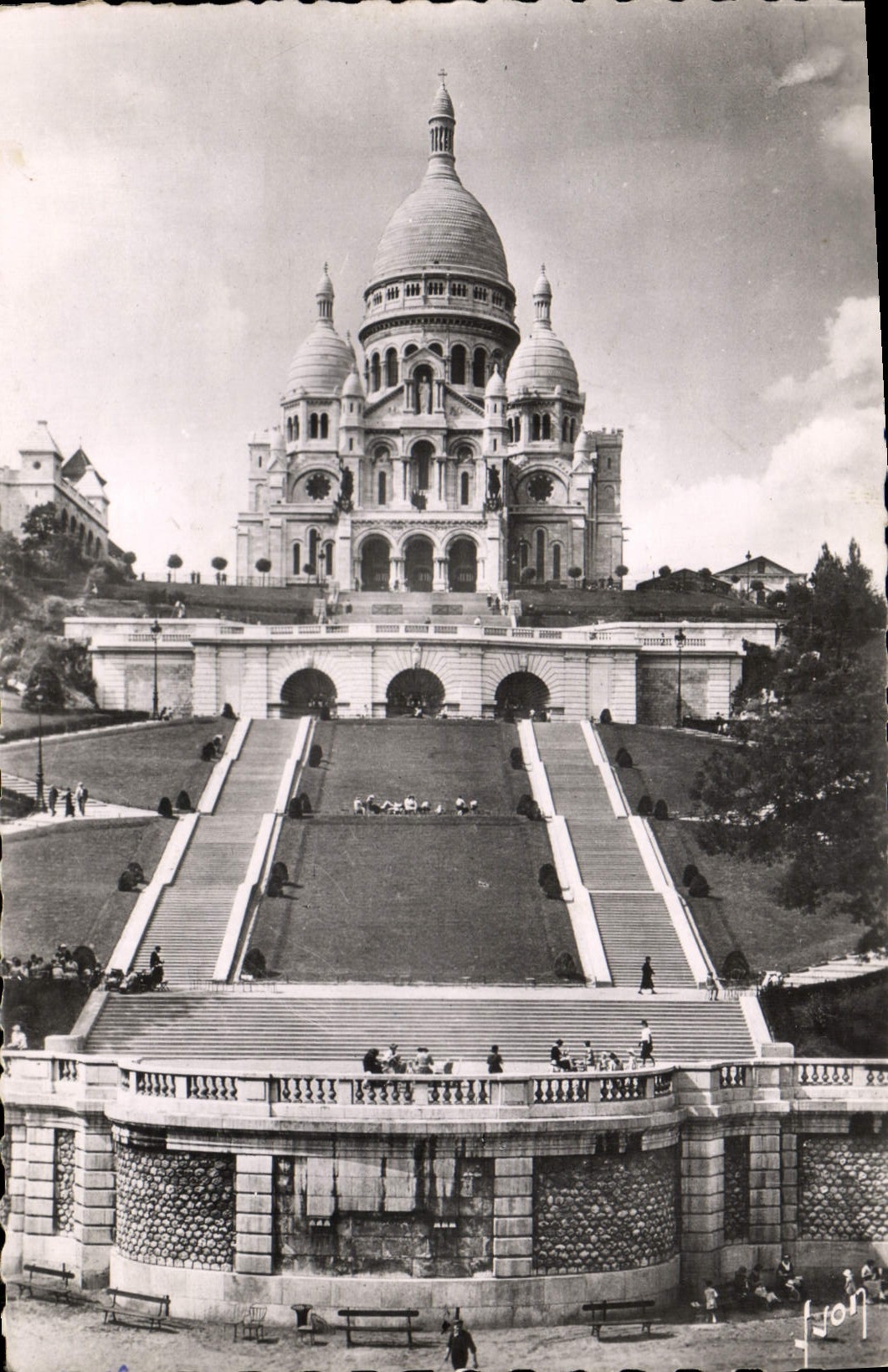 CPM Paris En Flanant Basilique du Sacre Coeur et l'escalier monumental