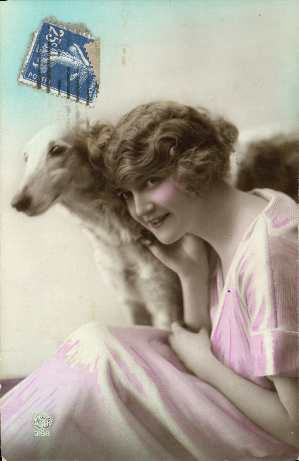 CPA Fantaisie Femme Chien