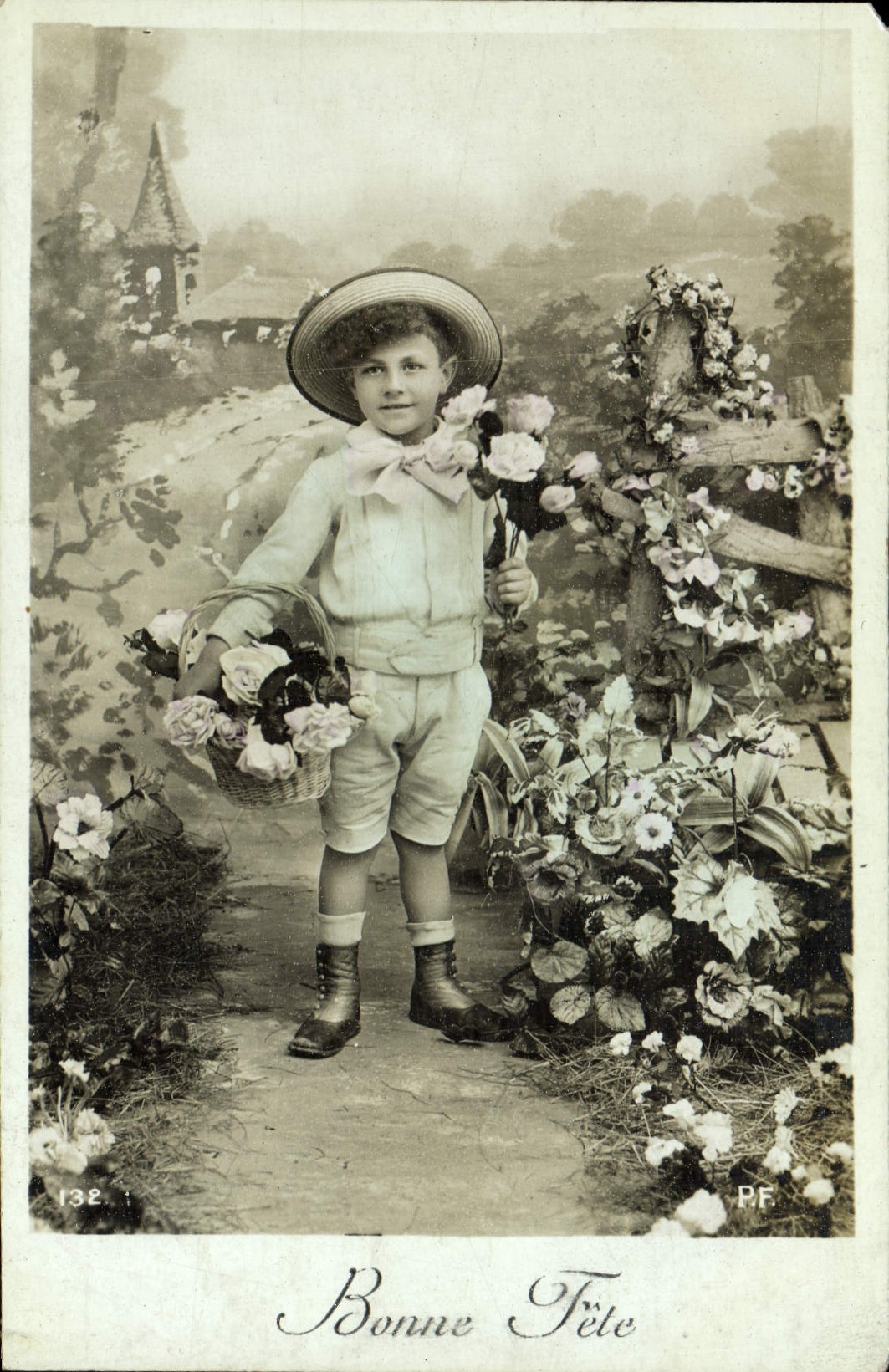 CPA Fantaisie Enfant Fleurs