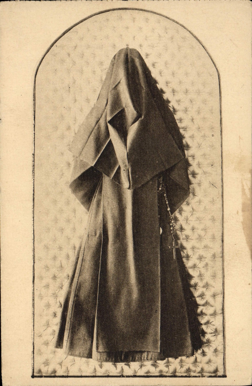 VINTAGE POSTCARD Robe of small bore-hole veils and chain of Sainte Therese of the Jesus Child