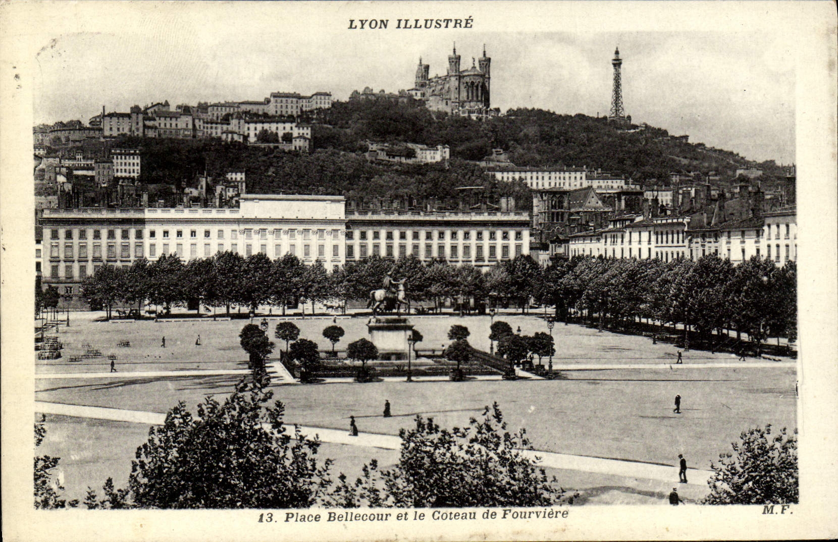 CPA Lyon Place Bellecour et coteau de Fourviere 