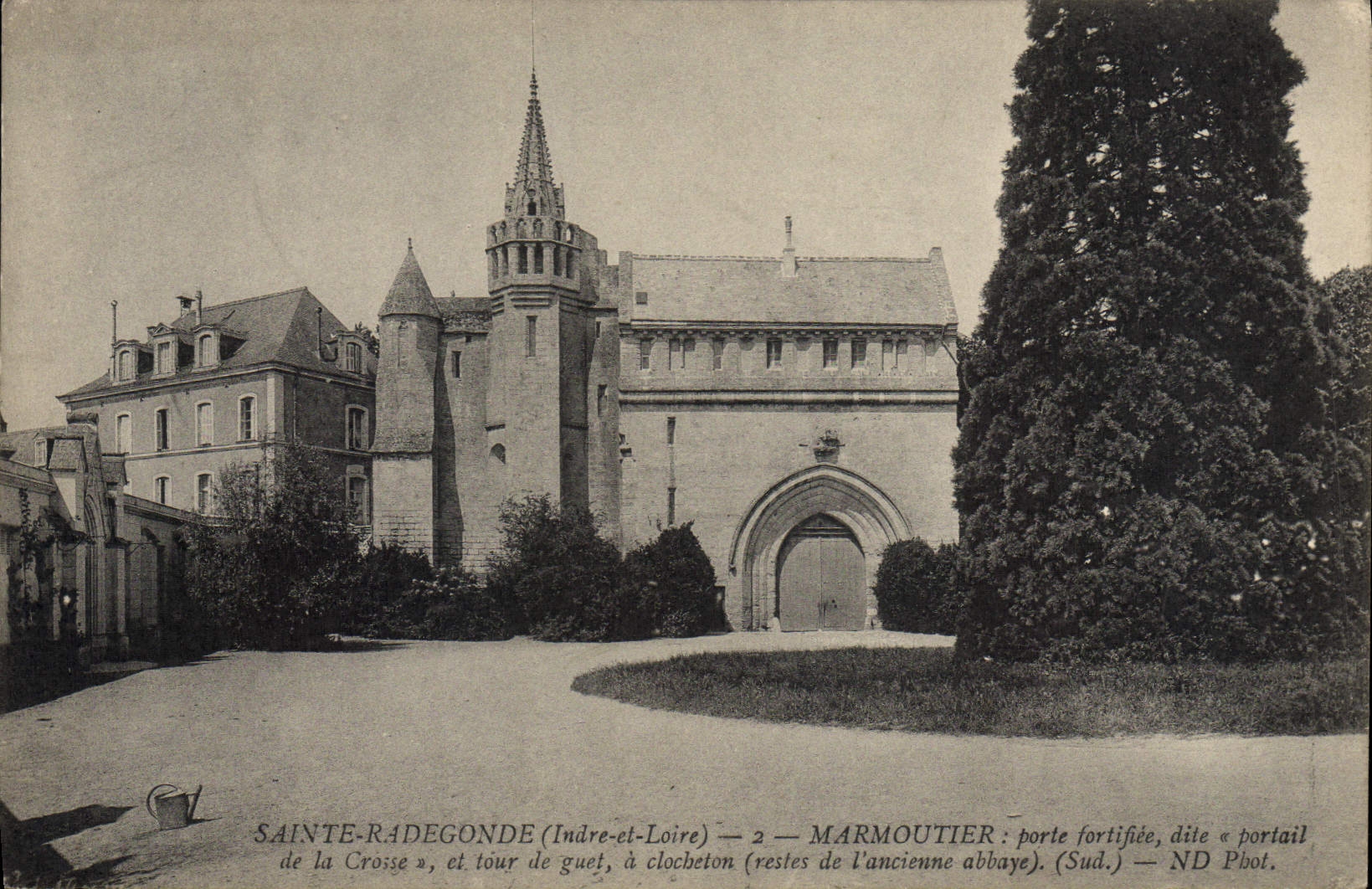 CPA Sainte Radegonde Marmoutier Porte fortifiee dite portail de la Crosse et tour du guet a clocheton 