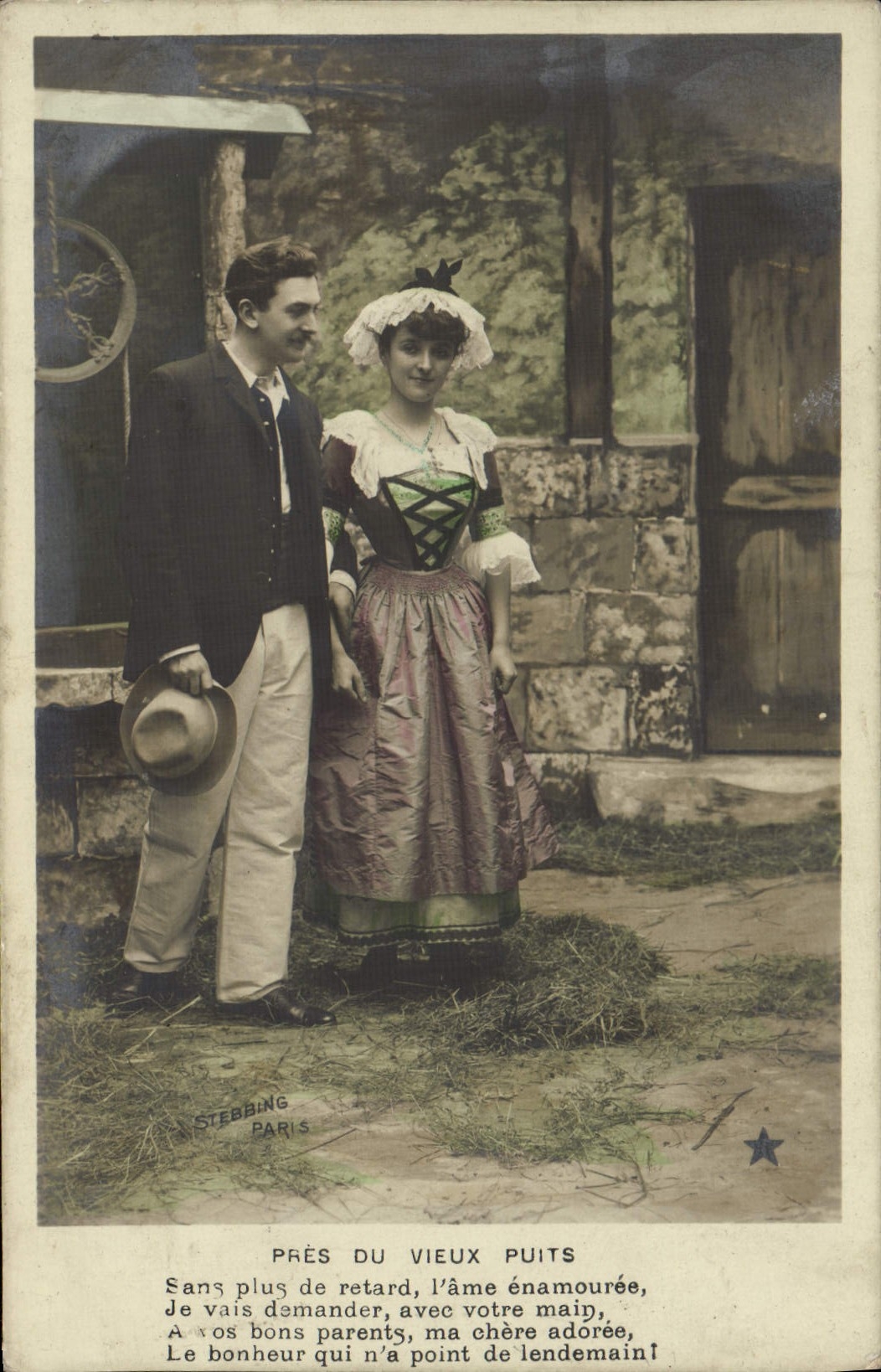 CPA Fantaisie Femme Pres du vieux puits 