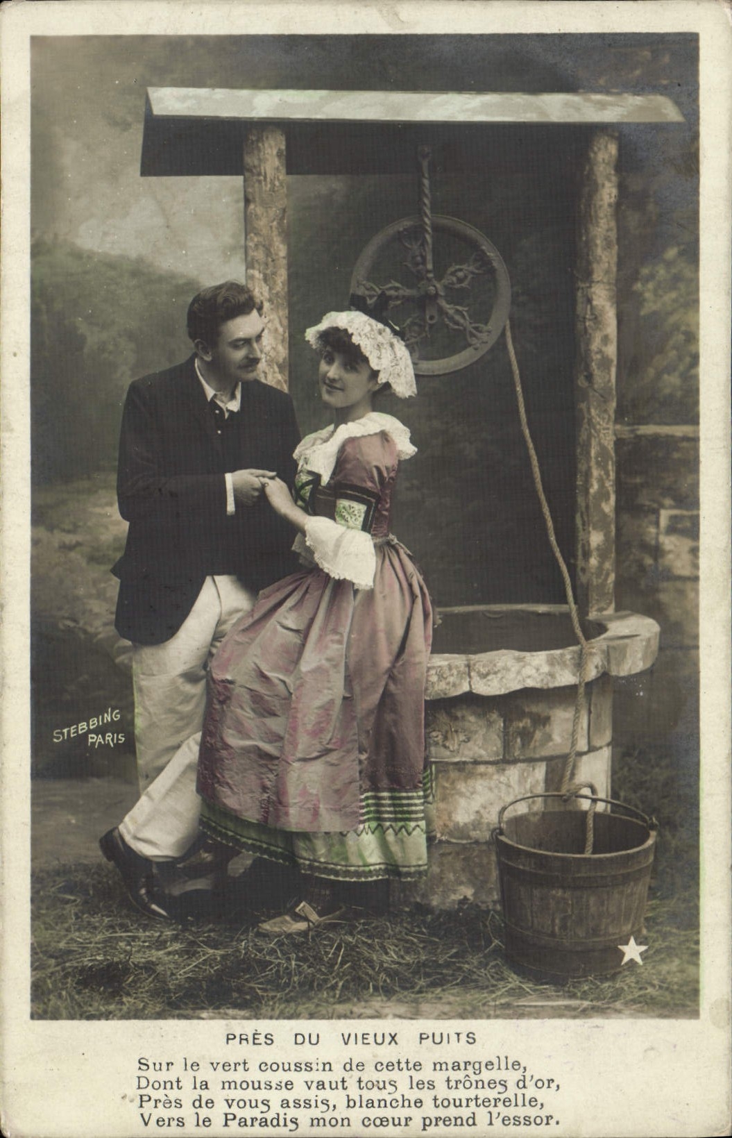 CPA Fantaisie Femme Pres du vieux puits 