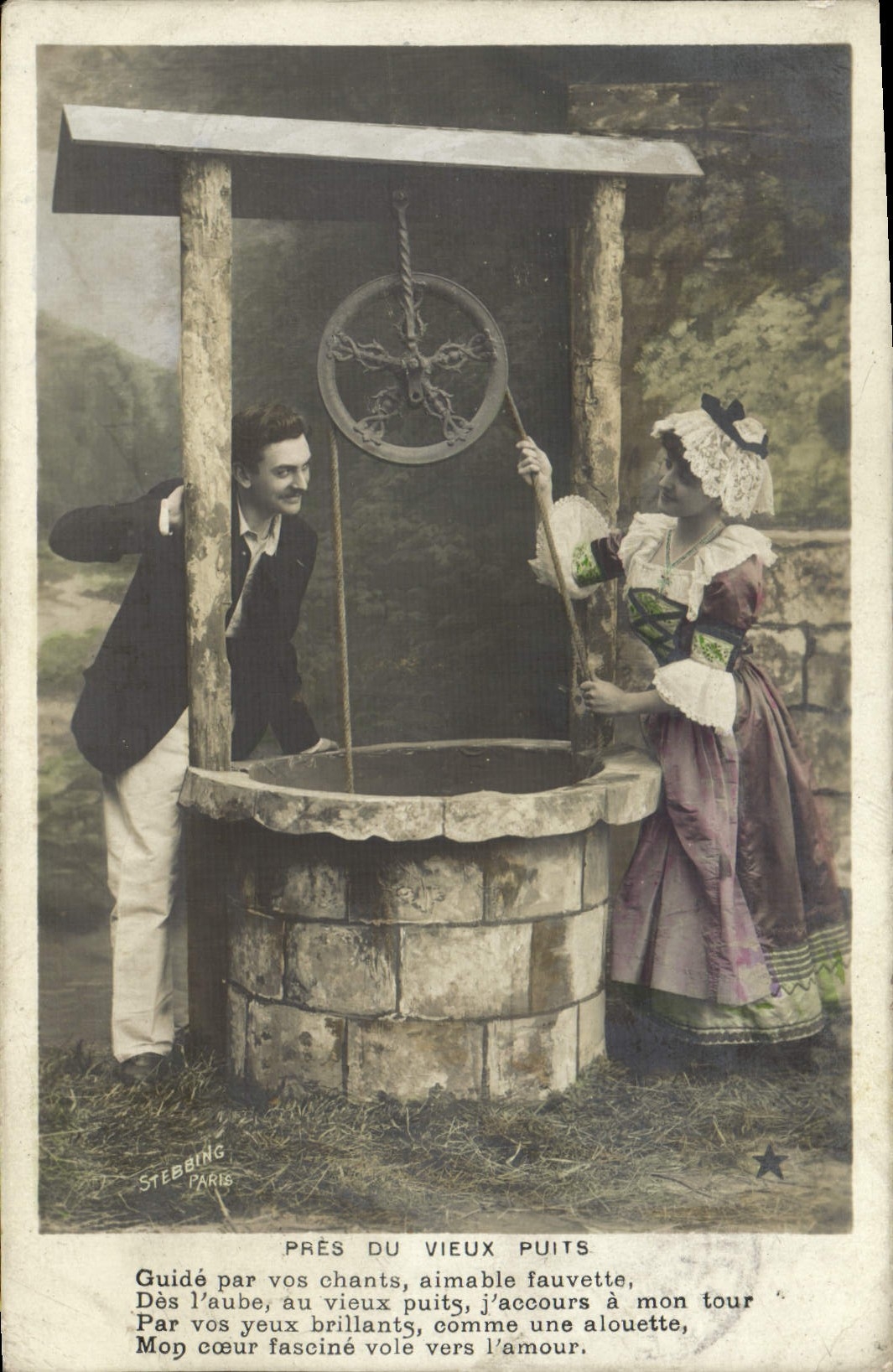 CPA Fantaisie Femme Pres du vieux puits 