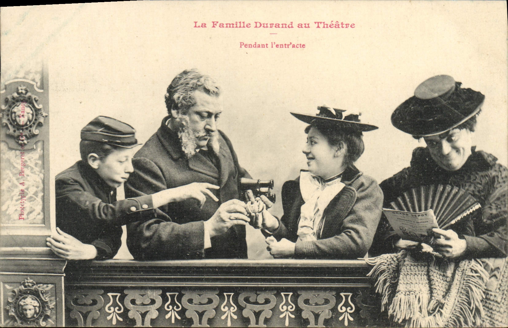 CPA Fantaisie La famille Durand au theatre Pendant l'entr'acte Eventail