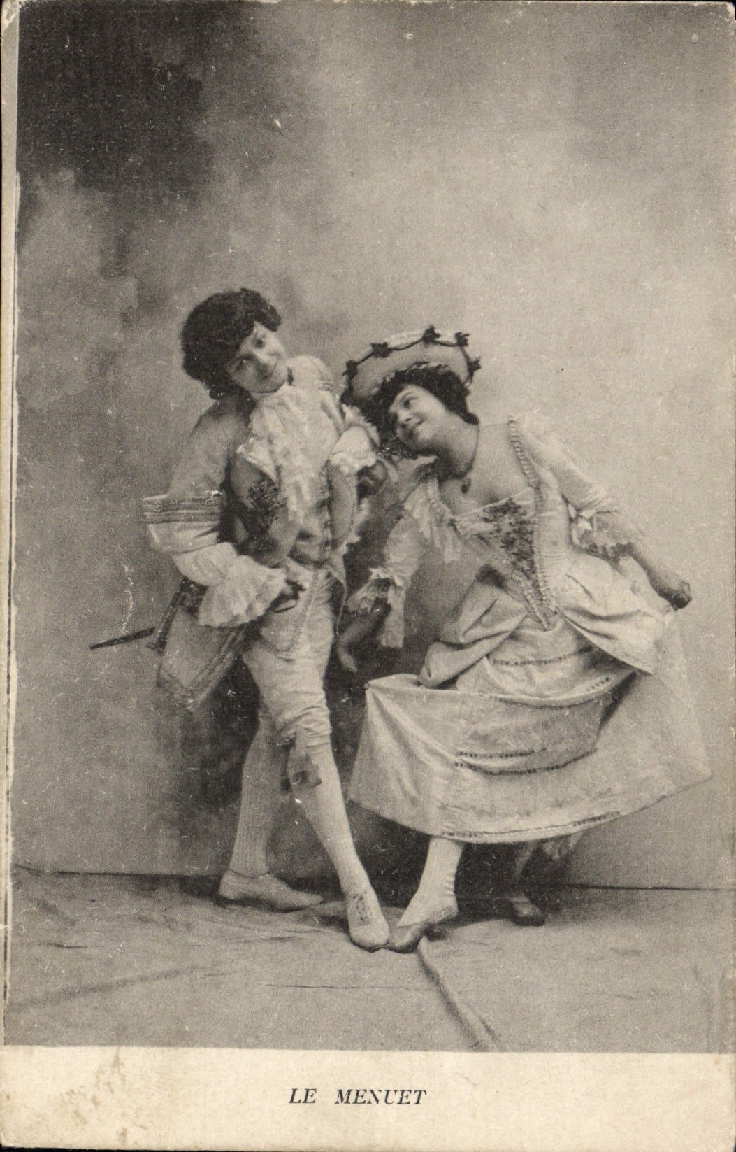 CPA Fantaisie Danse Femme le menuet 