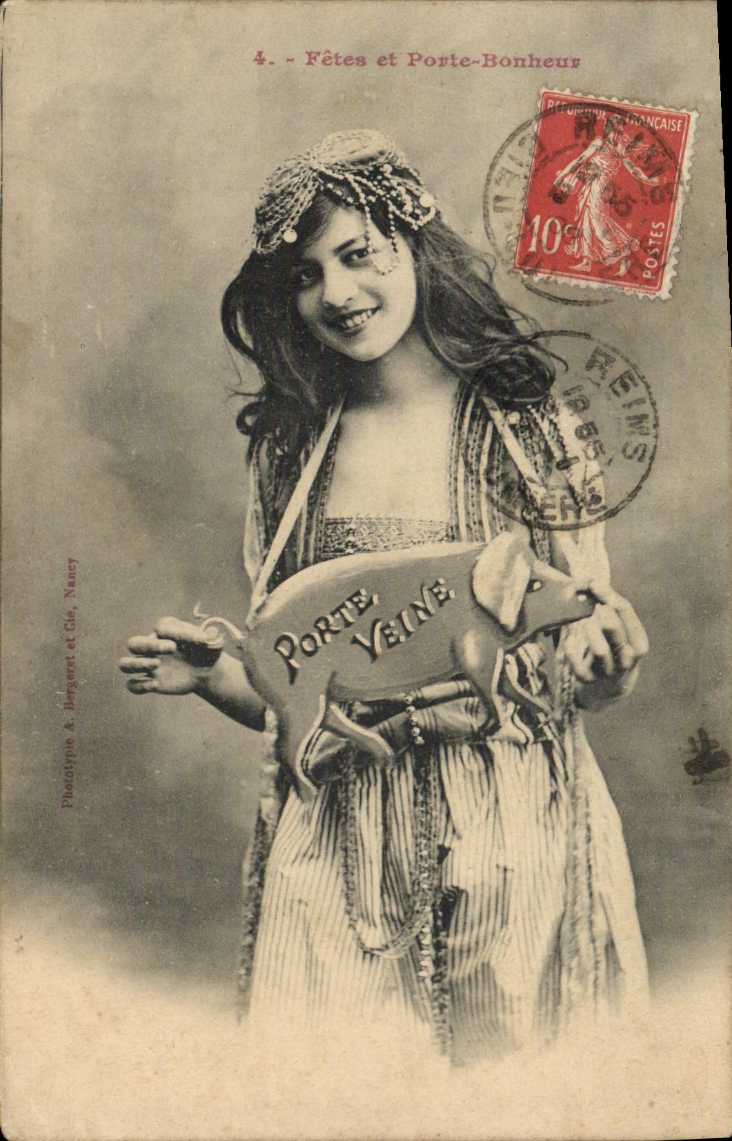 CPA Fantaisie Femme Fetes et porte bonheur Cochon Porc 