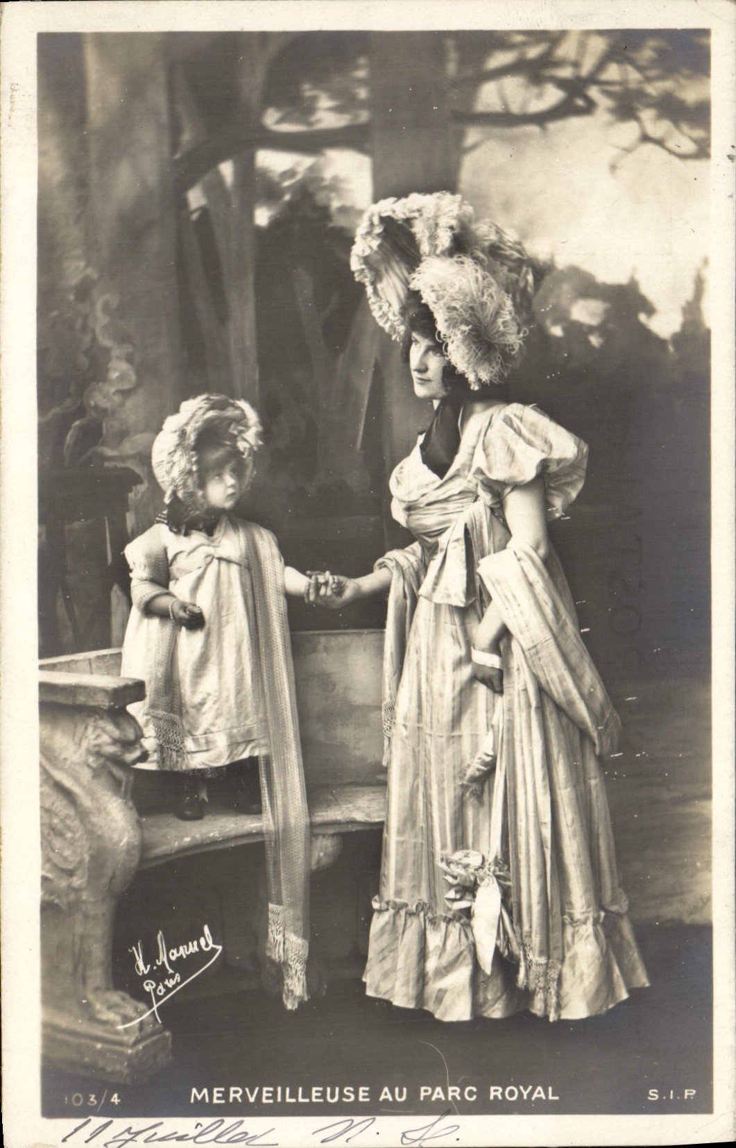 CPA Fantaisie Femme Enfant Merveilleuse au Palais Royal