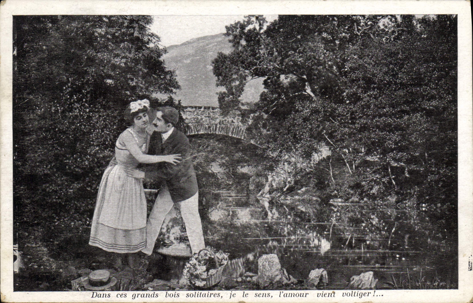 CPA Fantaisie Femme Dans ces grands bois solitaires