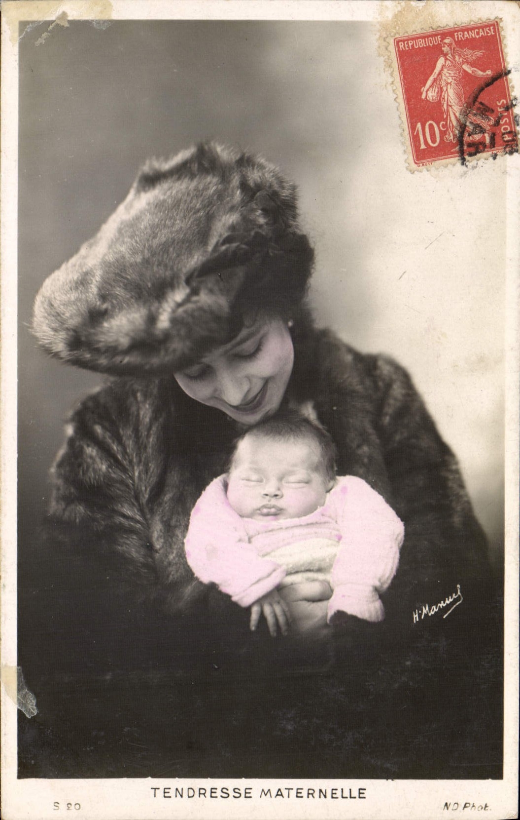 CPA Fantaisie Femme Tendresse maternelle Bebe