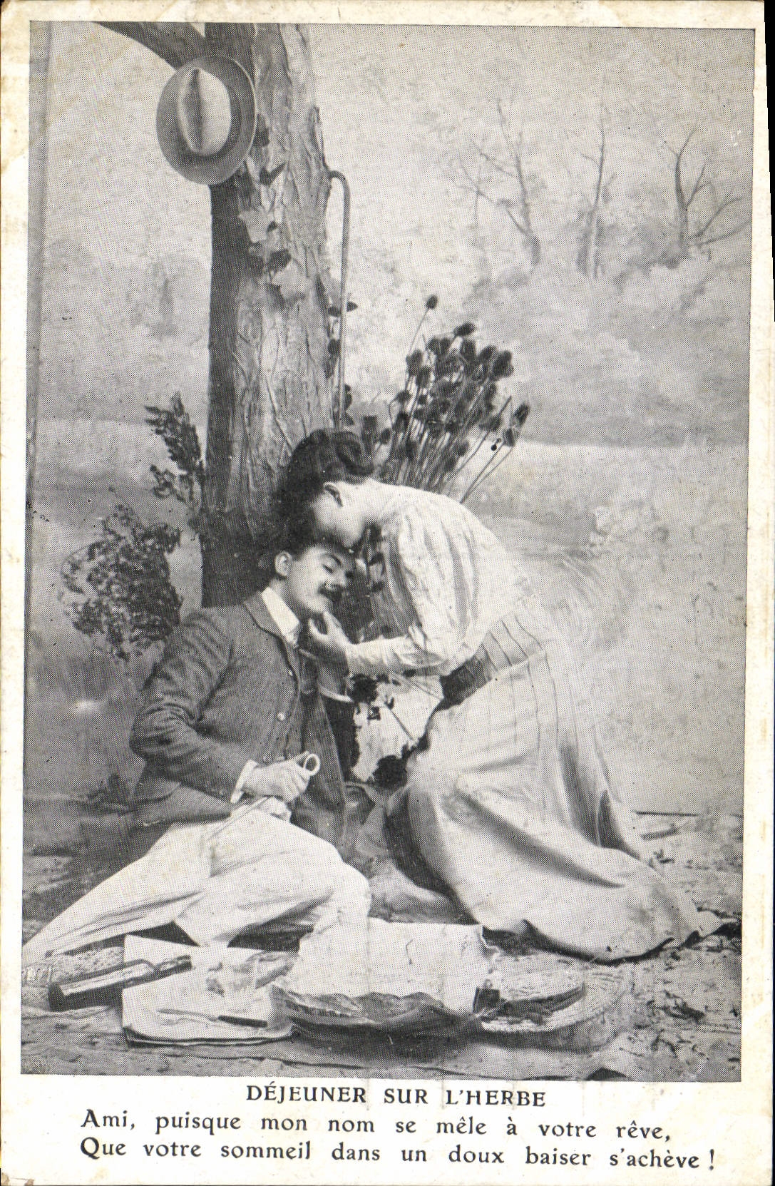 CPA Fantaisie Femme Dejeuner sur l'herbe