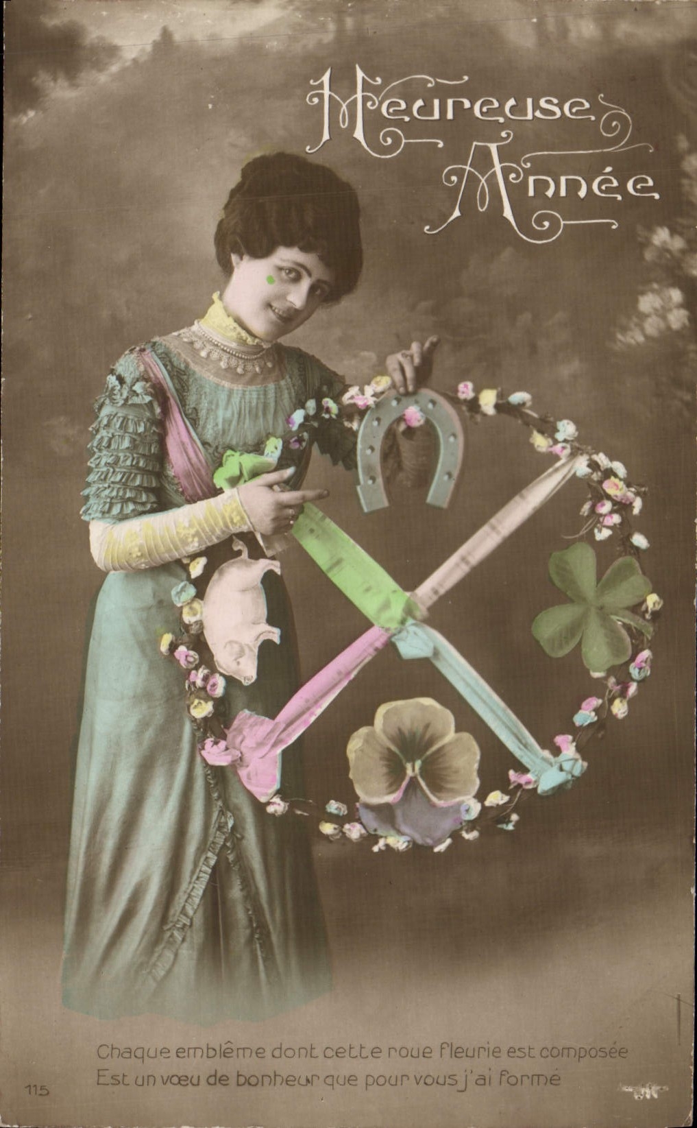 CPA Fantaisie Femme Fer a cheval cochon Porc Trefle 