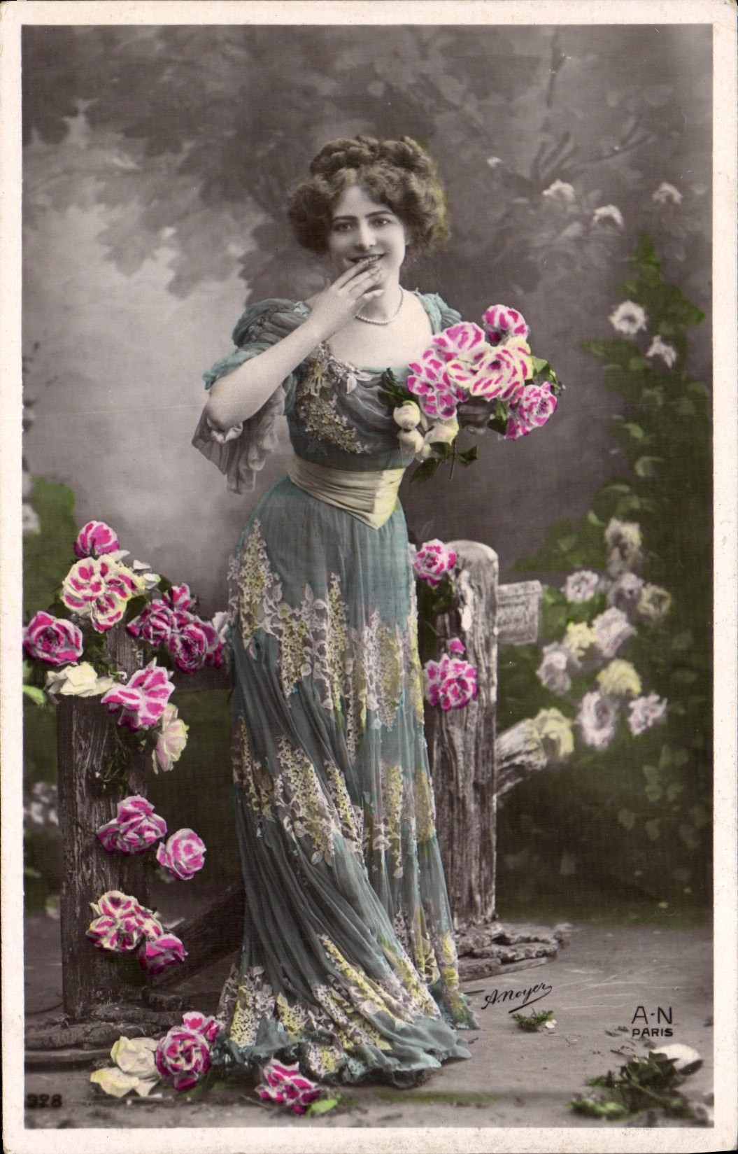 Mujer de la fantasía de la POSTAL de la VENDIMIA