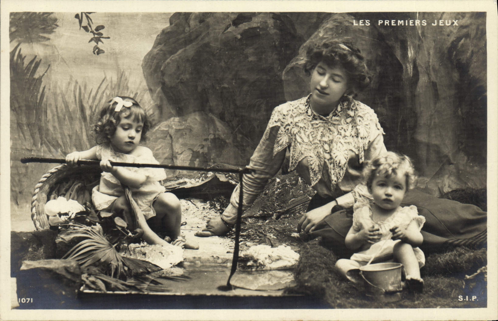 CPA Fantaisie Femme Enfants Les premiers jeux 