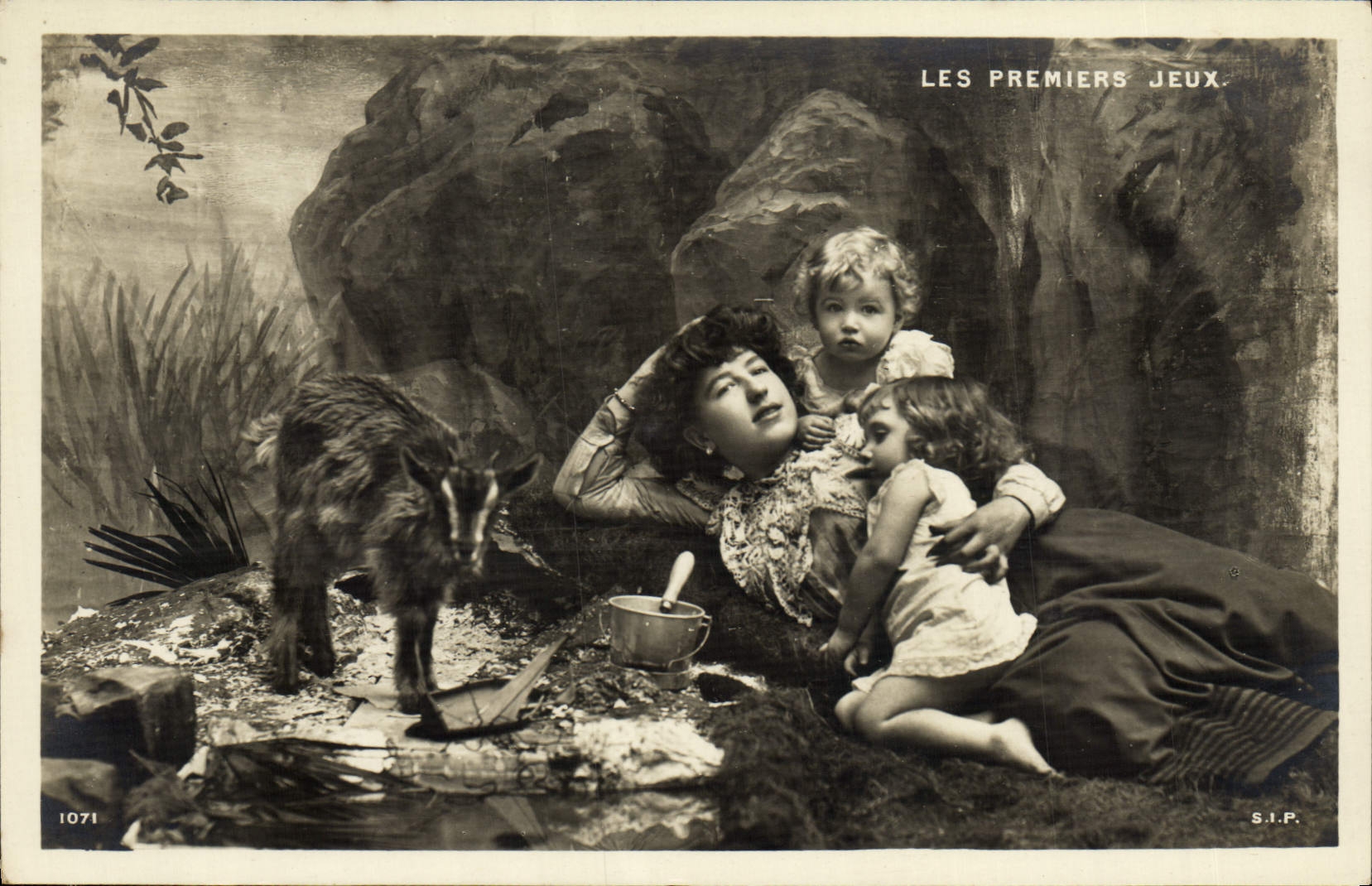 CPA Fantaisie Femme Enfants Les premiers jeux Chevre