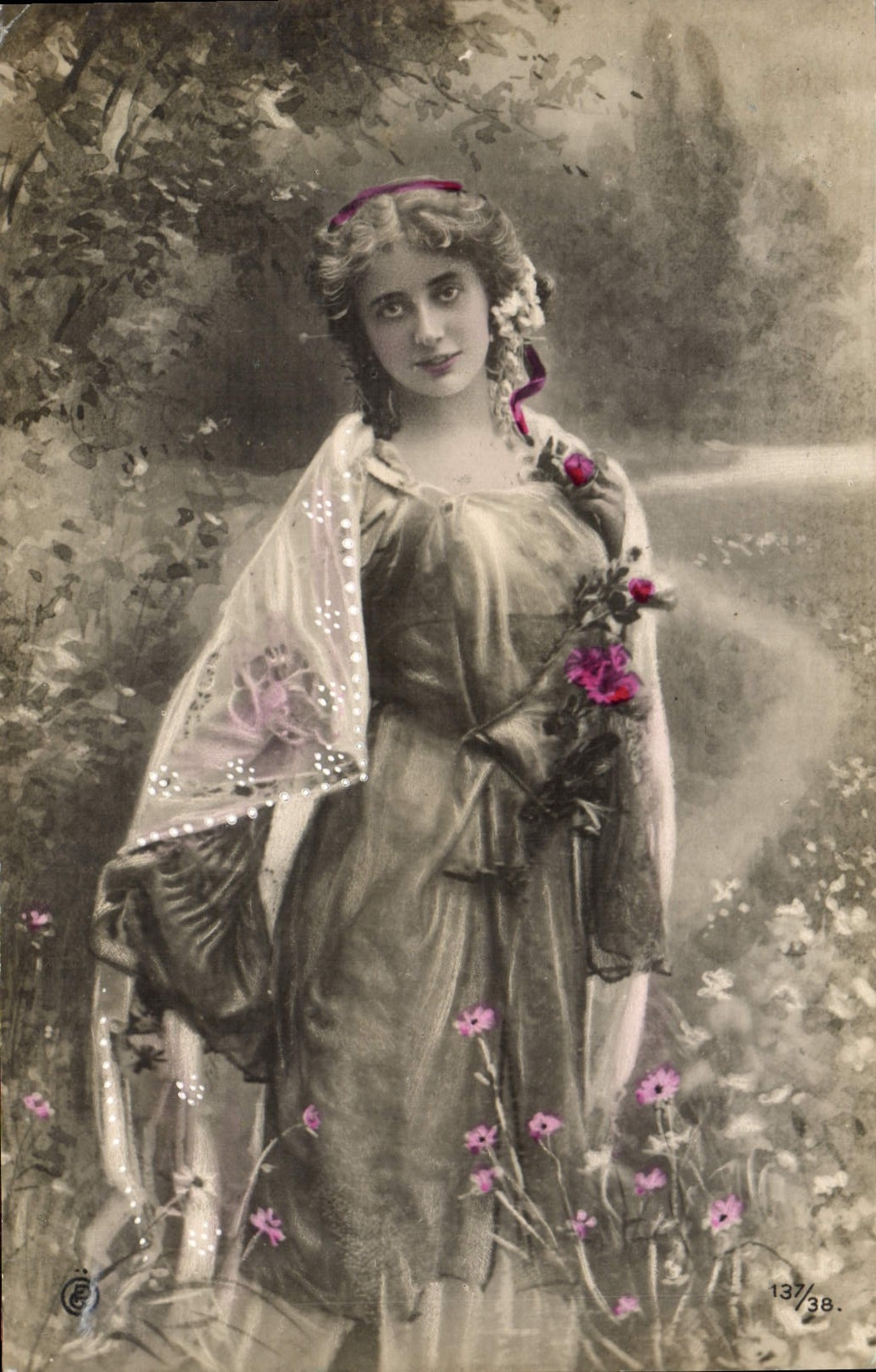 Mujer de la fantasía de la POSTAL de la VENDIMIA