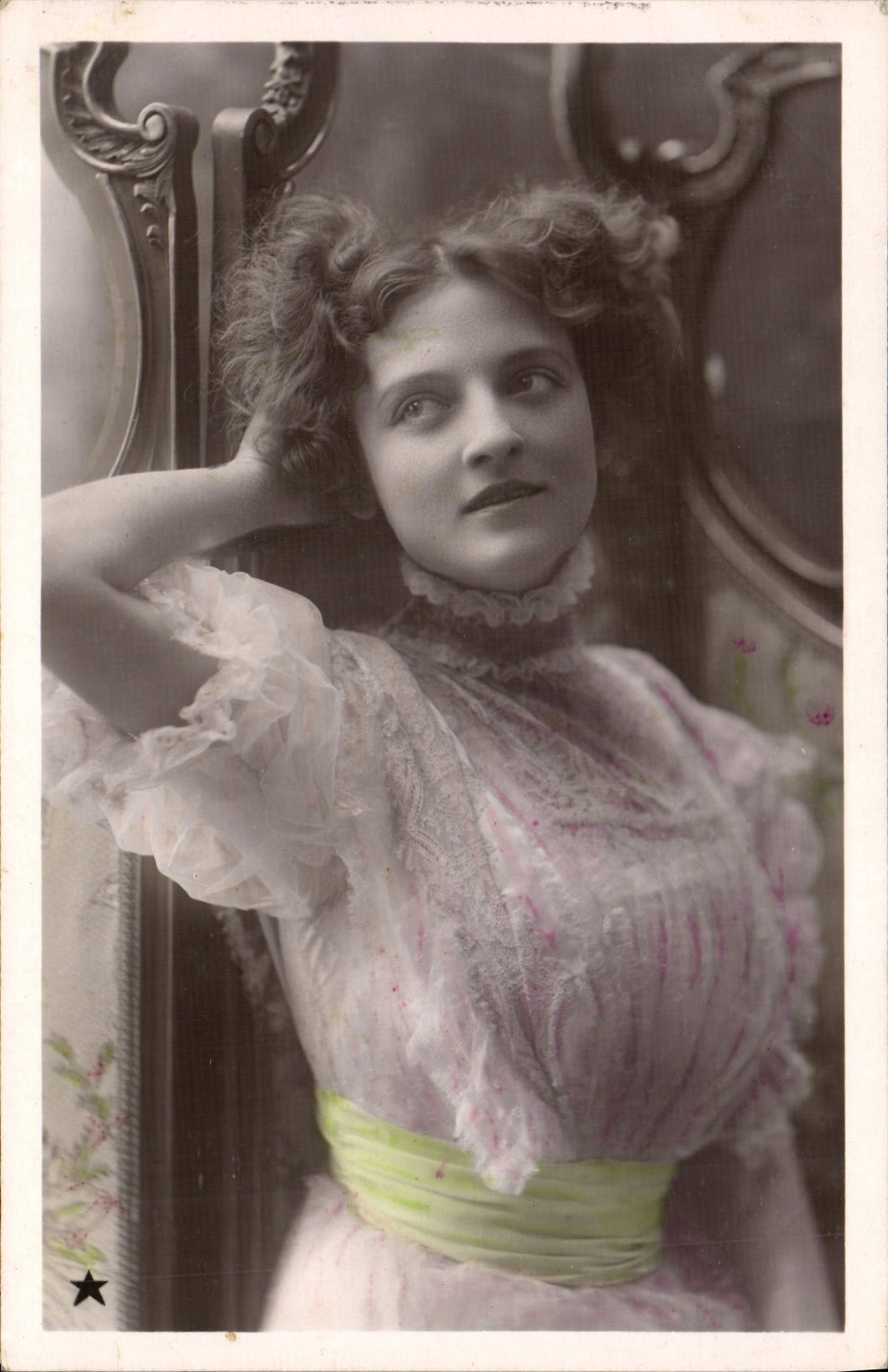 Mujer de la fantasía de la POSTAL de la VENDIMIA