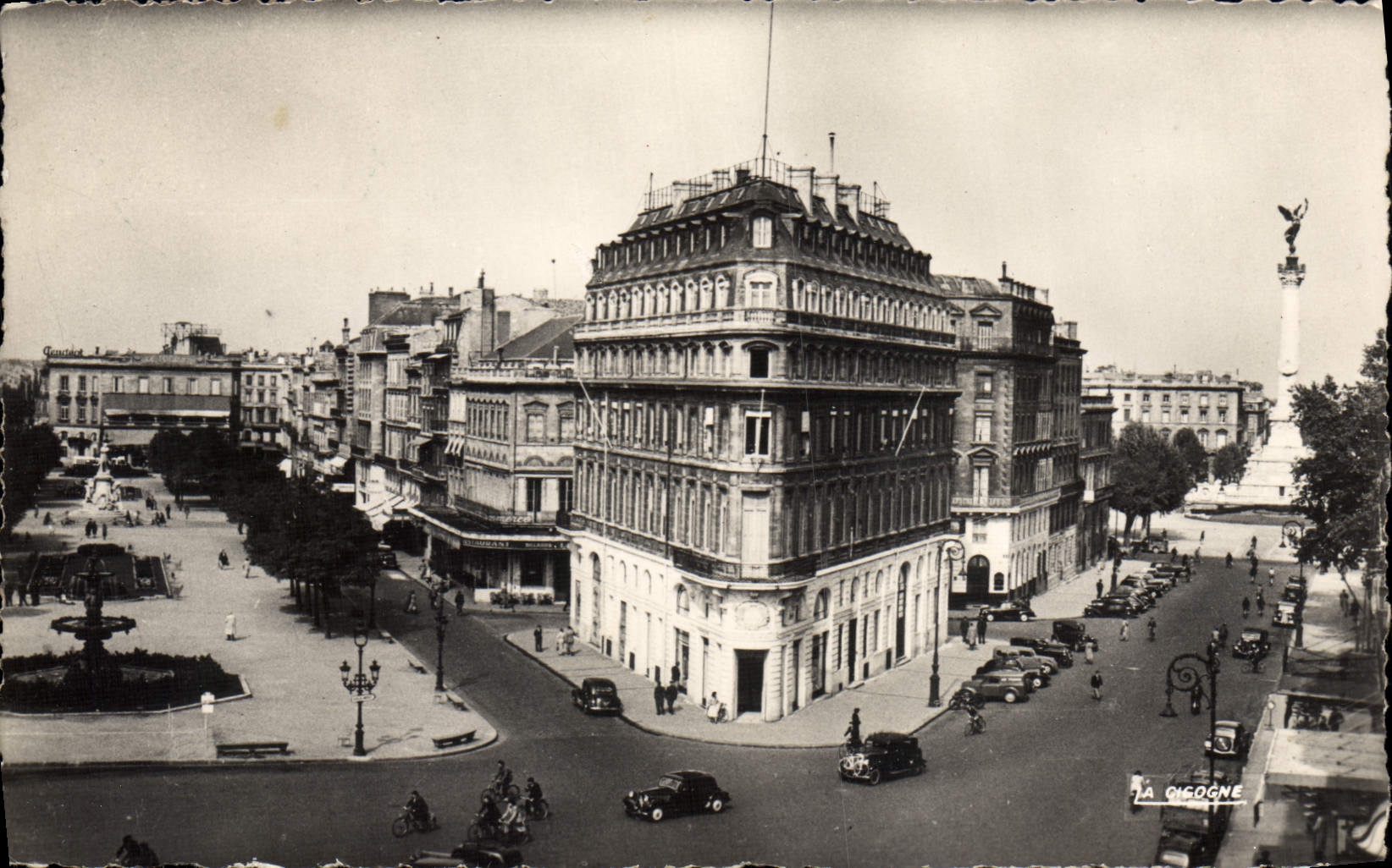 CPM Bordeaux Les Allees de Tourny Le cours du 30 juillet et le monument des Girondins