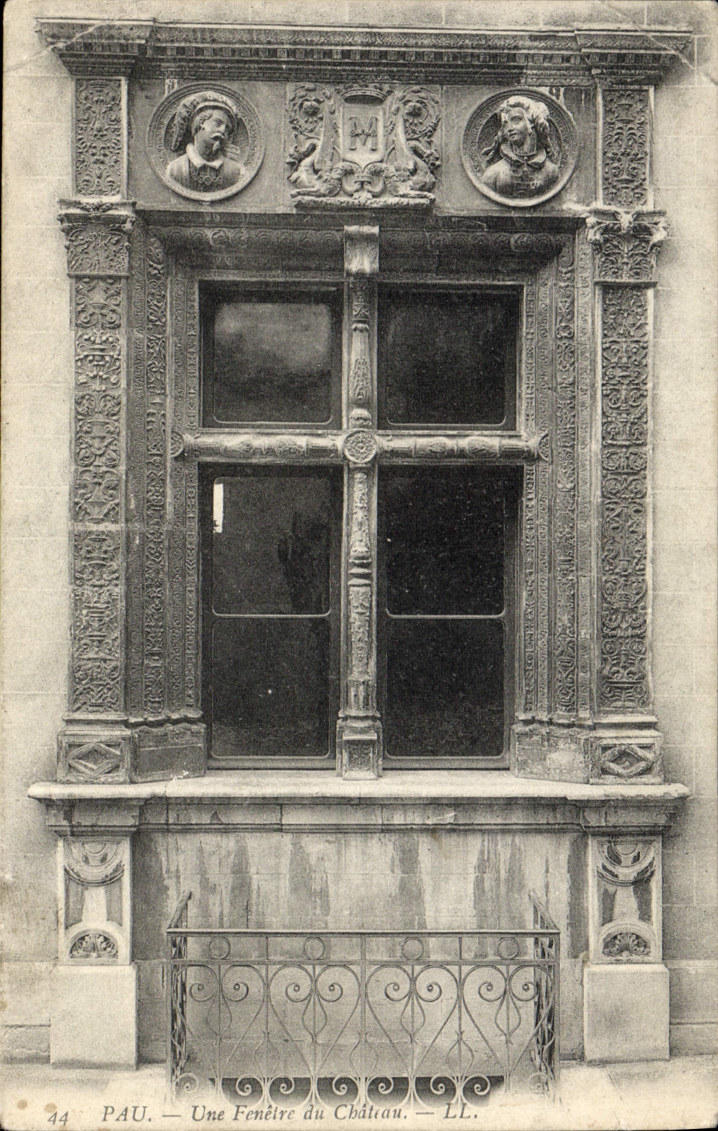 CPA Pau Une Fenetre du Chateau
