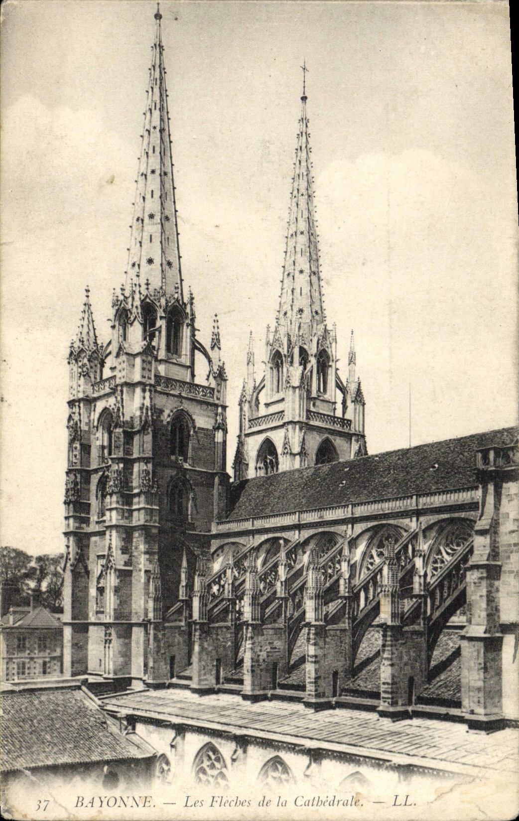 CPA Bayonne les Fleches de la Cathedrale