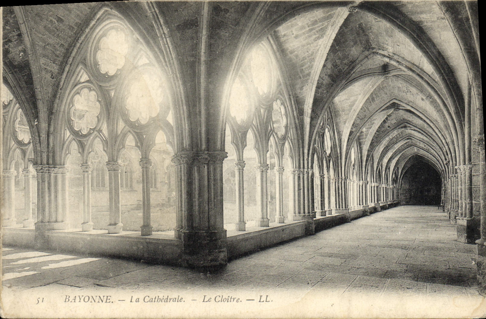 CPA Bayonne La Cathedrale Le cloitre