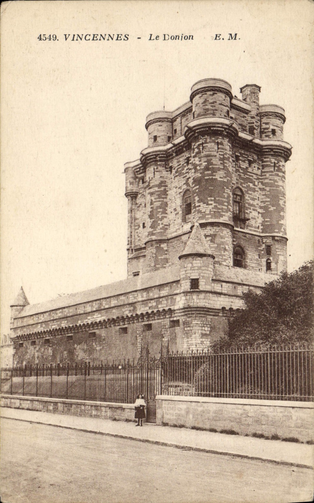 VINTAGE POSTCARD Vincennes the Keep