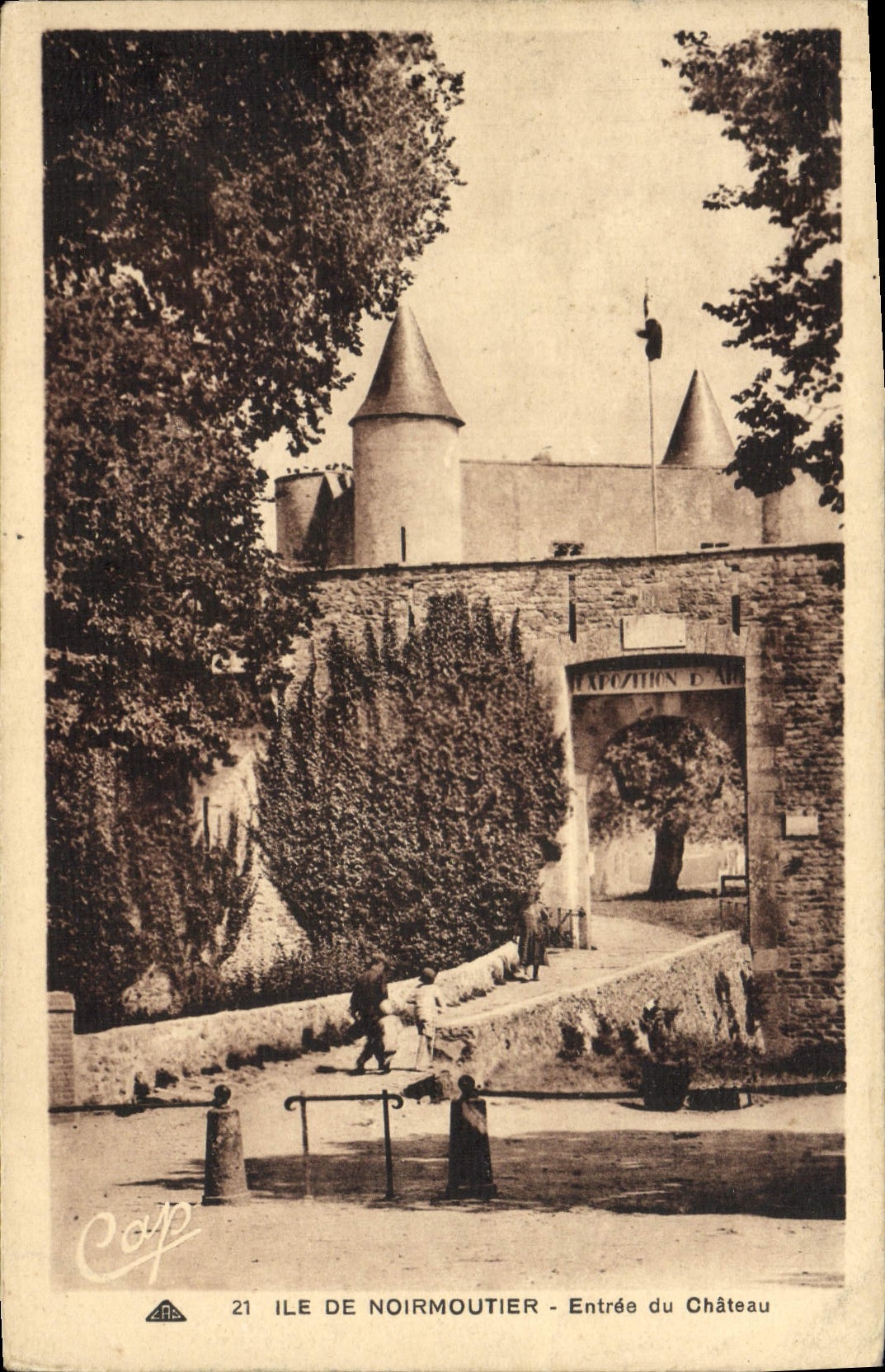 VINTAGE POSTCARD Island De Noirmoutier Entered of the Castle