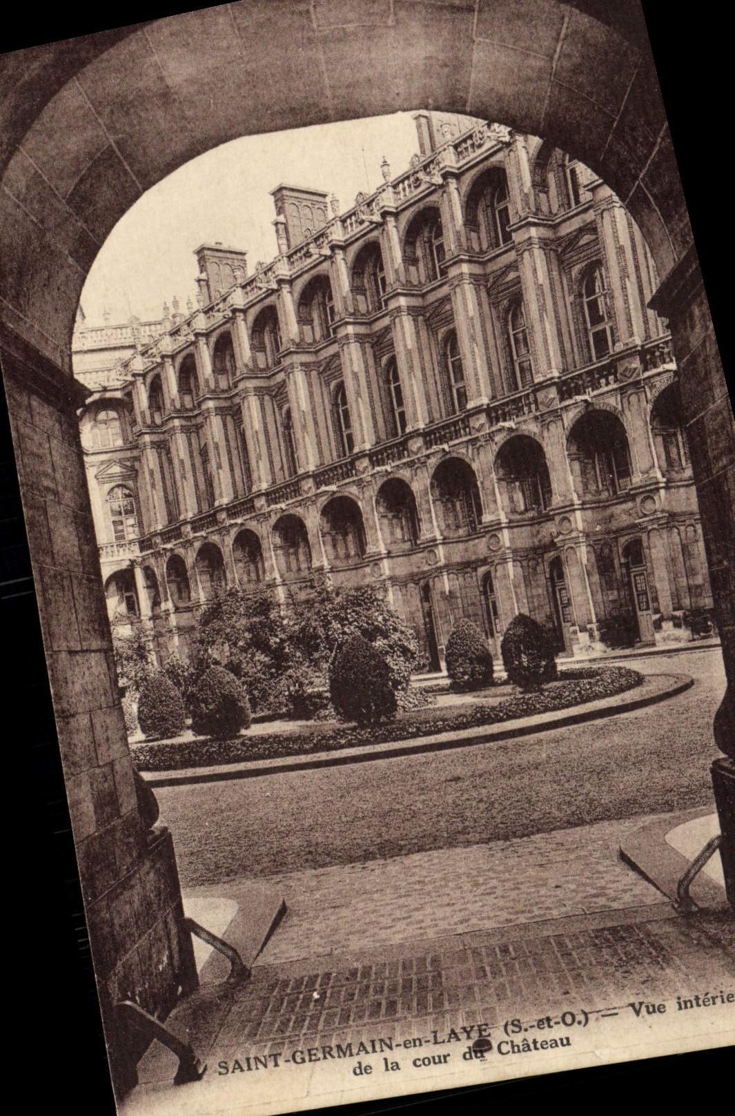 CPA Saint Germain en Laye Vue Interieure de la cour du chateau