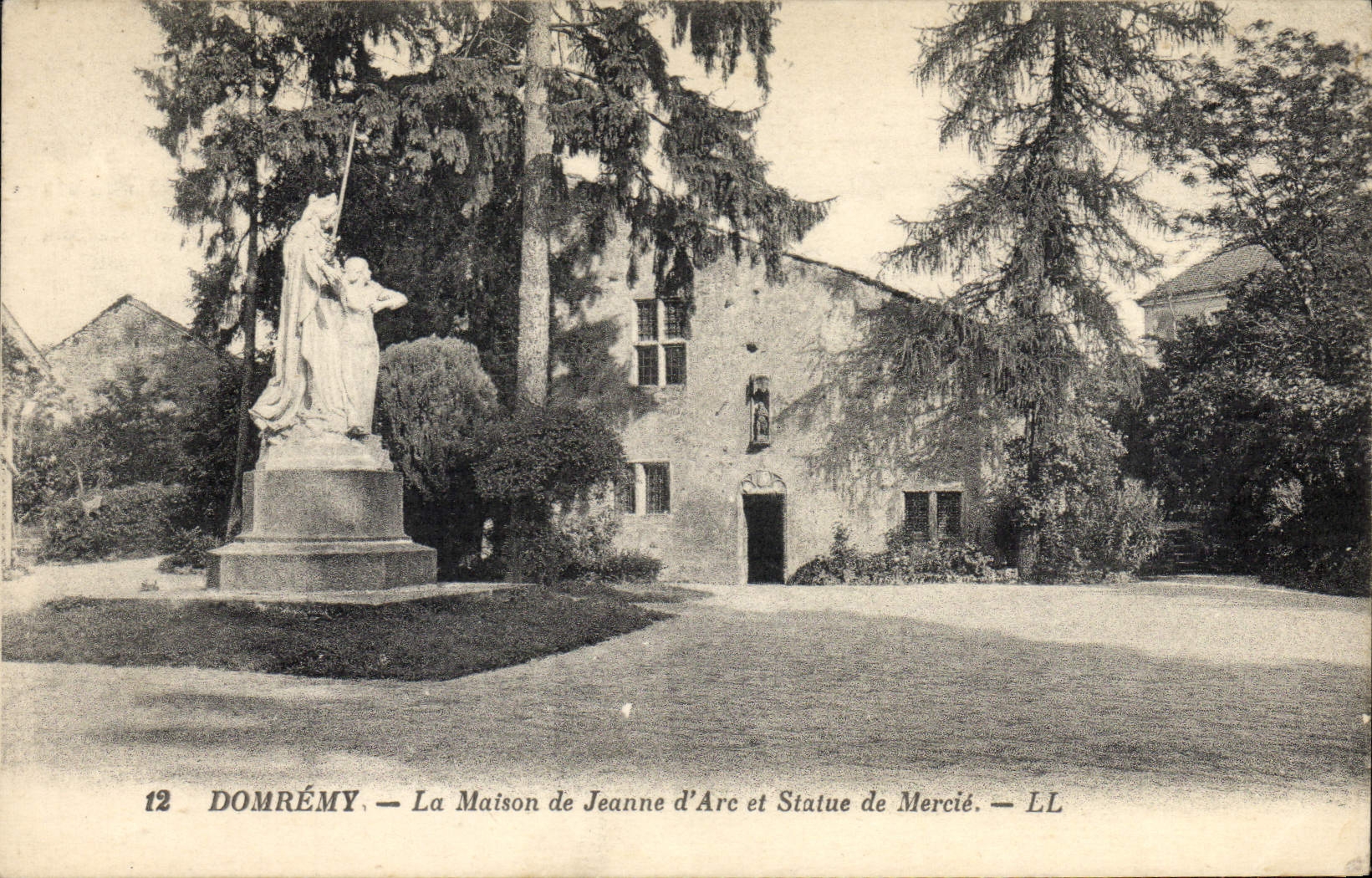 CPA Domremy La Maison De Jeanne D'Arc Et Statue De Mercie