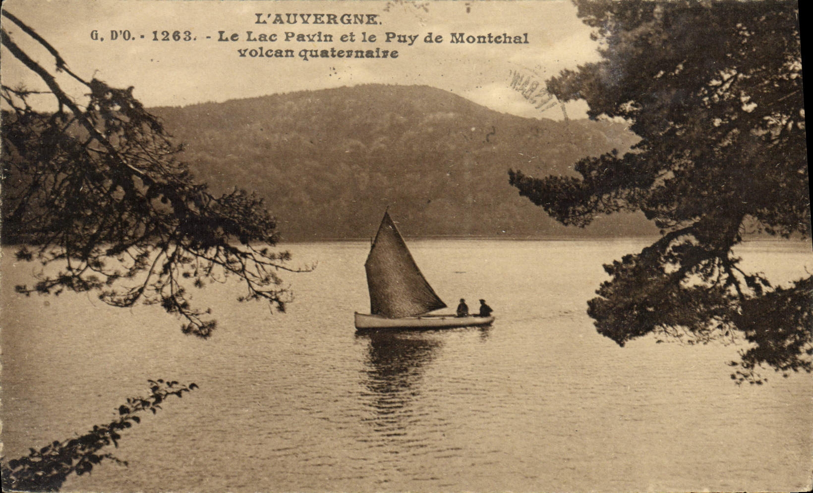 VINTAGE POSTCARD Auvergne the Lake Pavin And Puy De Montchal volcano quaternary