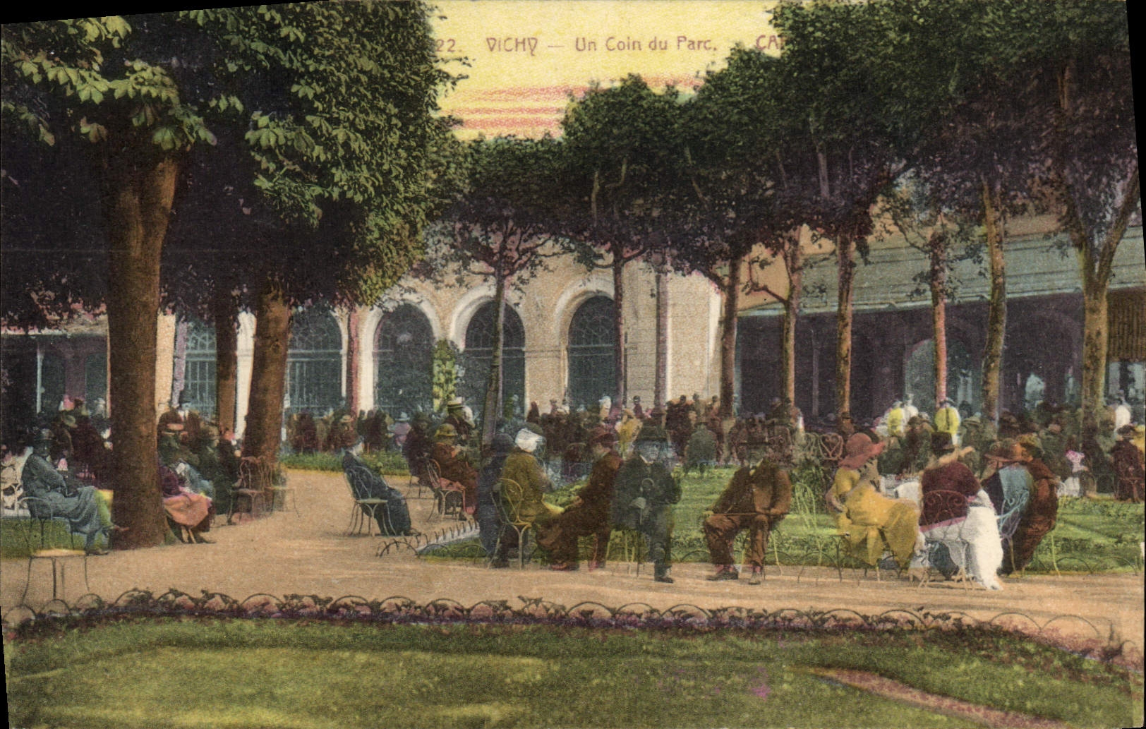 POSTAL Vichy de la VENDIMIA una esquina del parque