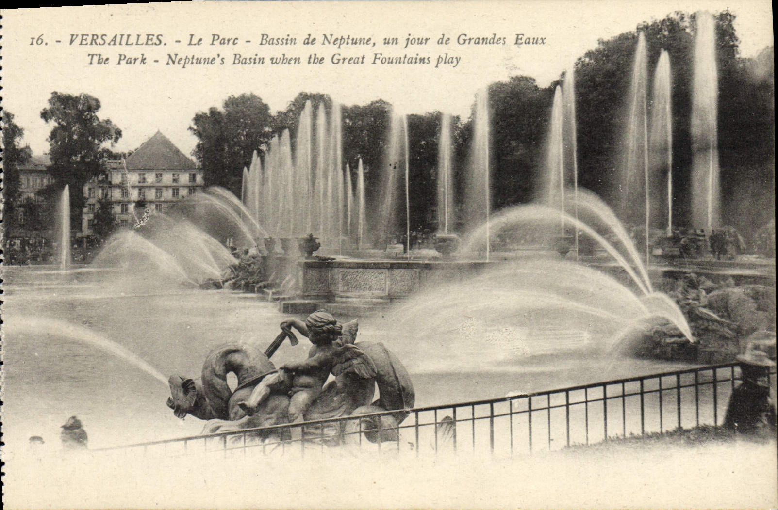 CPA Versailles Le Parc Bassin De Neplune Un Jour De Grandes Eaux