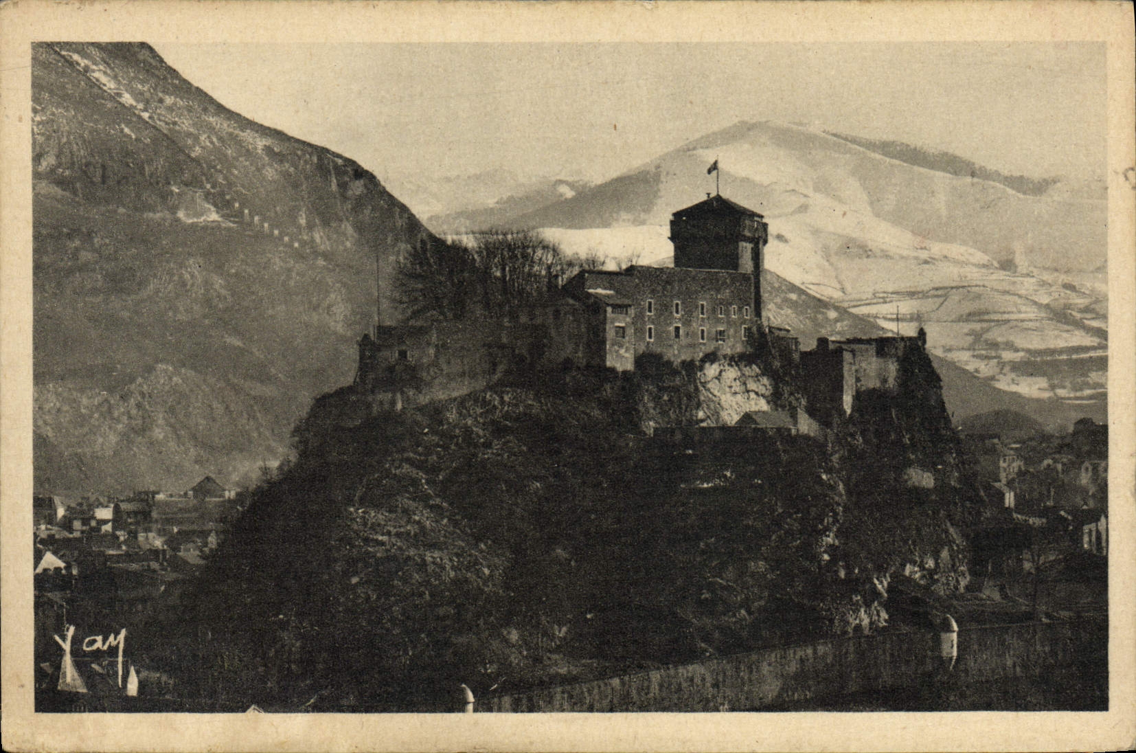 VINTAGE POSTCARD Heavy Strong Castle and mountains