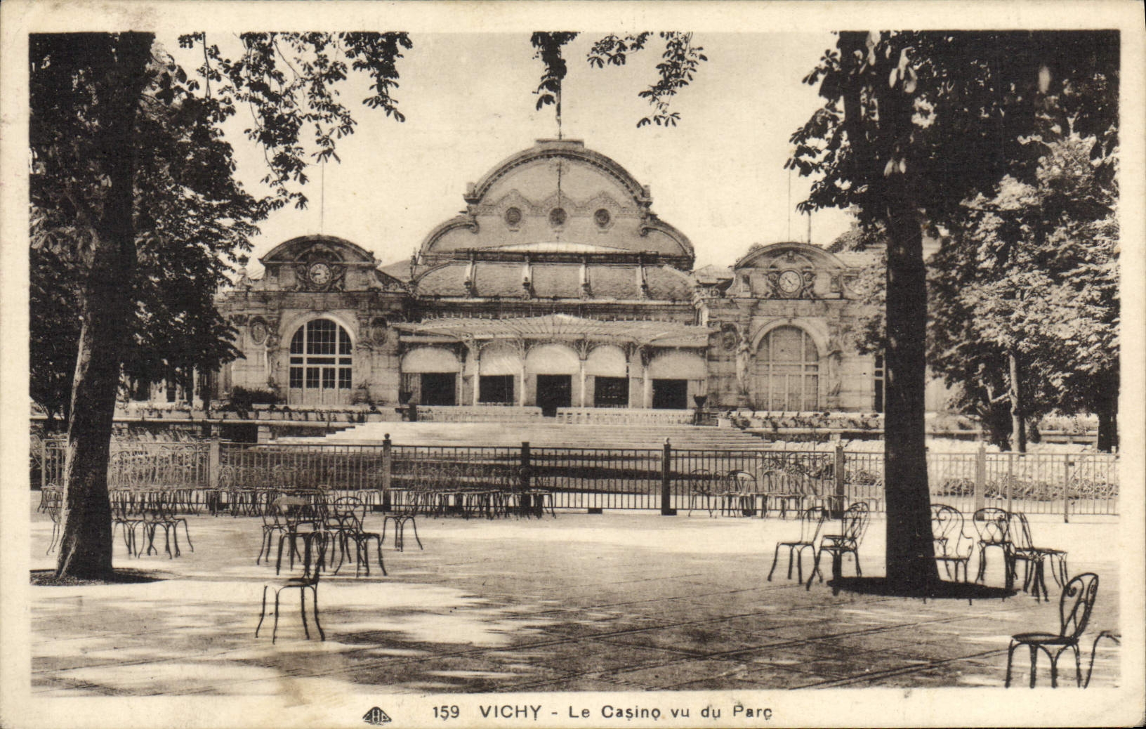 CPA Vichy Le Casino Vu Du Parc