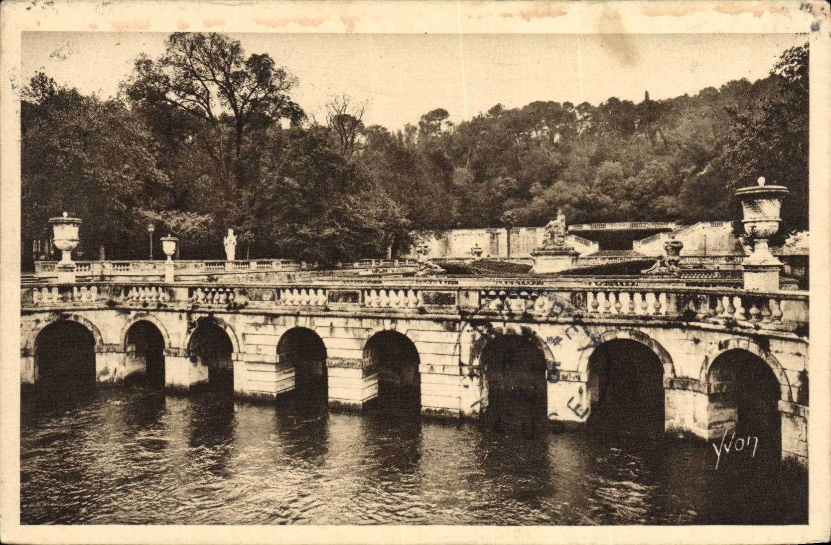 CPA Nimes Jardin De La Fontaine Les Bains Romains