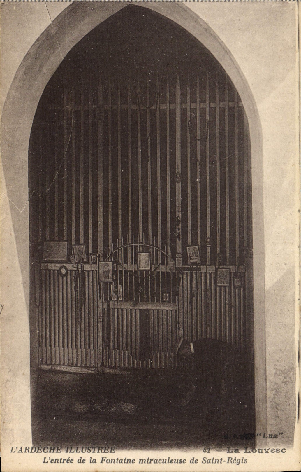 CPA La Louvesc L'Entree De La Fontaine Miraculeuse De Saint Regis
