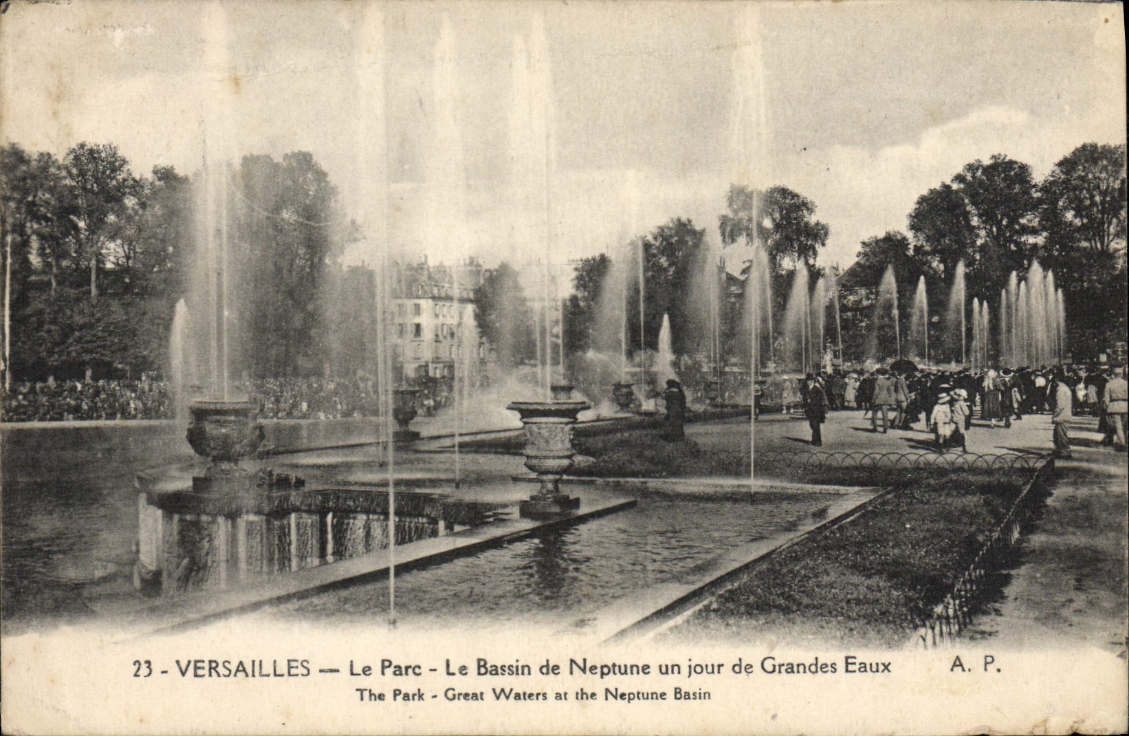 POSTAL Versalles de la VENDIMIA el parque el lavabo De Neptuno un día de agua grande