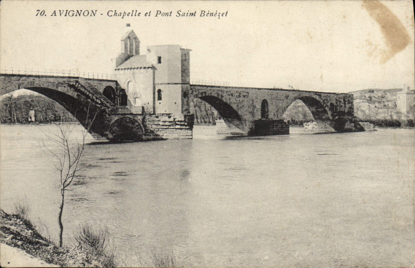 Cámara acorazada y puente santo Benezet de Avignon de la POSTAL de la VENDIMIA