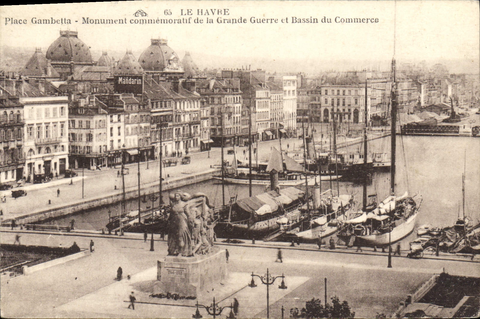CPA Le Havre Place Cambetta Monument Commemoratif de la grande guerre et bassin du commerce Bateaux