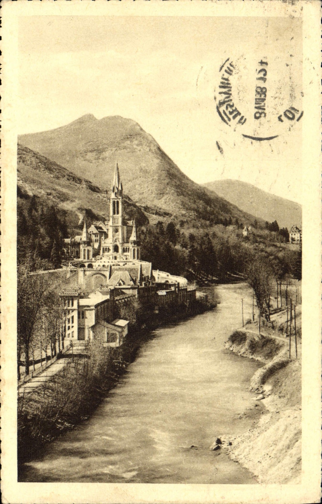 VINTAGE POSTCARD Heavy the Basilica and Gave