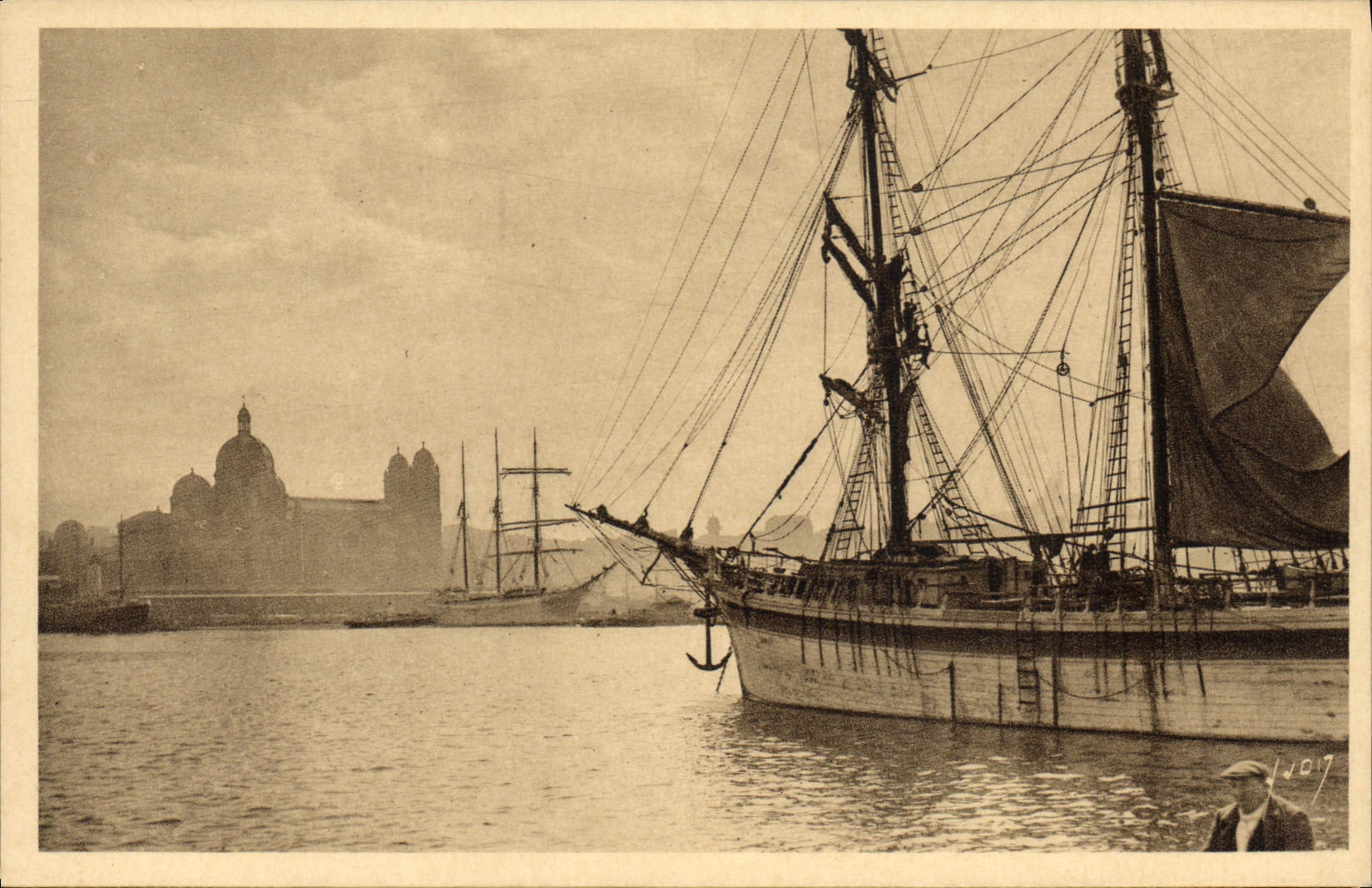 CPA Marseille Le Bassin de la Joliette Bateaux