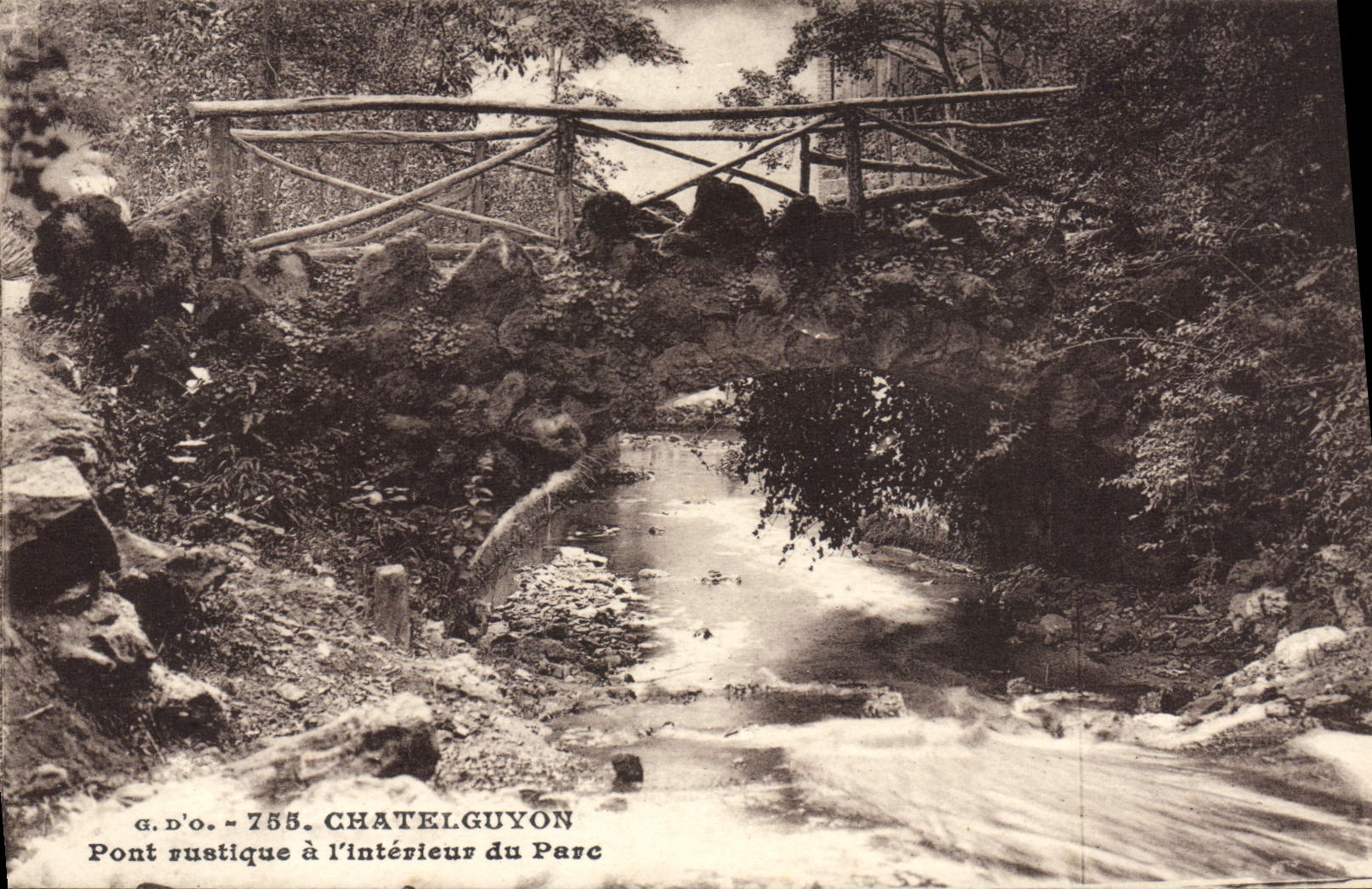 Interior rústico del puente de Chatelguyon de la POSTAL de la VENDIMIA del parque