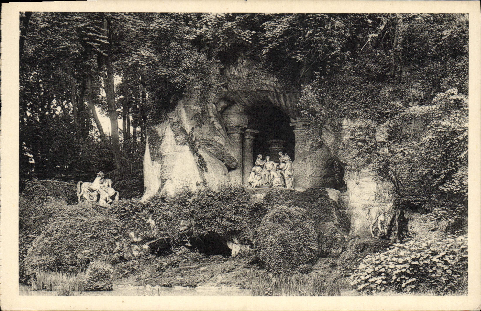 Parque de la POSTAL de la VENDIMIA del castillo de Versalles el matorral de los baños de Apolo
